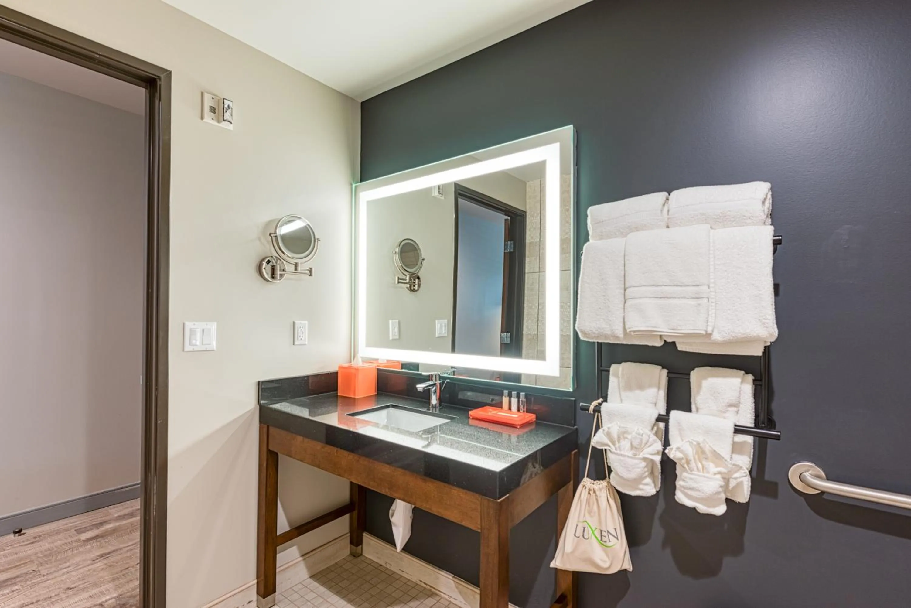 Hotel Lexen Newhall & Santa Clarita - Near Six Flags Magic Mountain