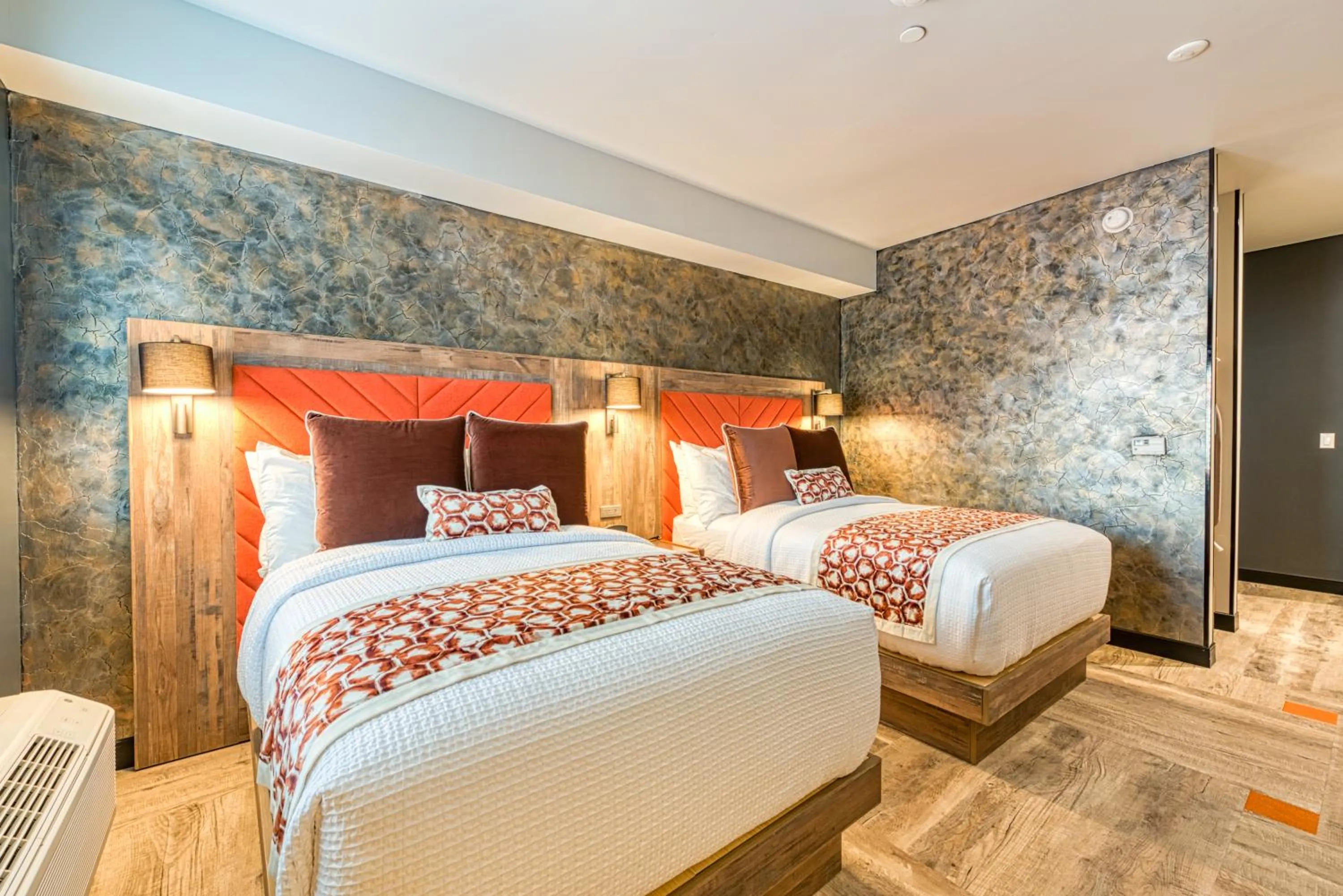 Bed in Hotel Lexen Newhall & Santa Clarita - Near Six Flags Magic Mountain