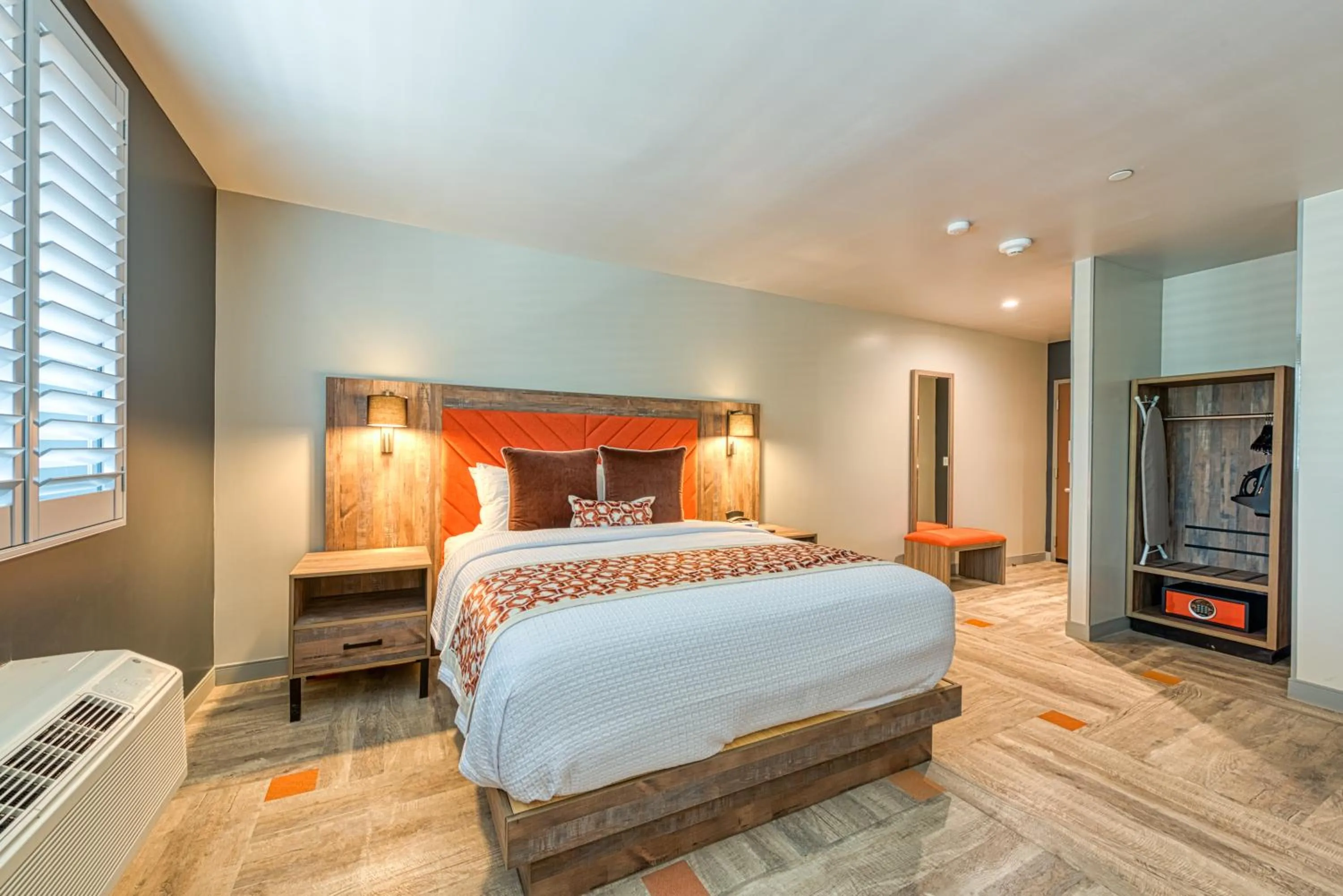 Bed in Hotel Lexen Newhall & Santa Clarita - Near Six Flags Magic Mountain