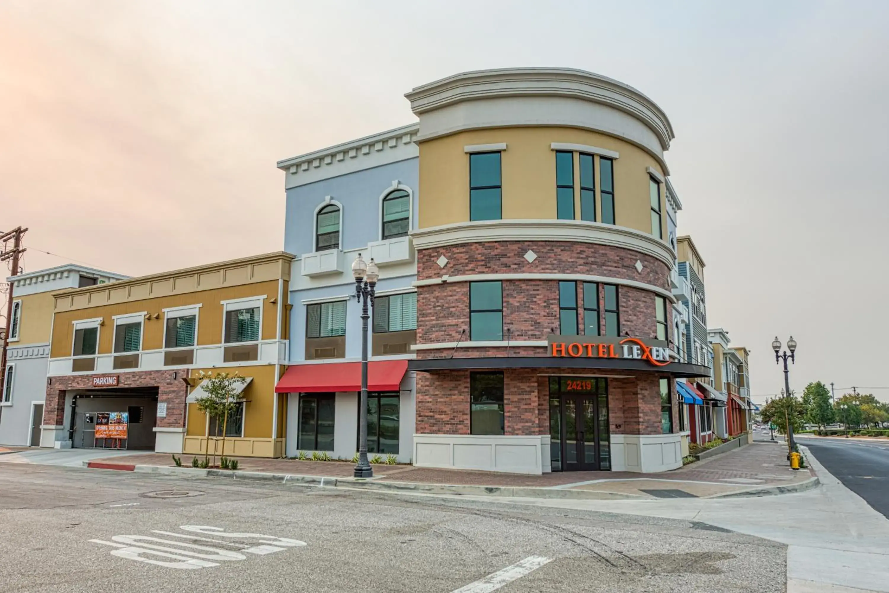Property building in Hotel Lexen Newhall & Santa Clarita - Near Six Flags Magic Mountain Property building in Hotel Lexen Newhall & Santa Clarita - Near Six Flags Magic Mountain