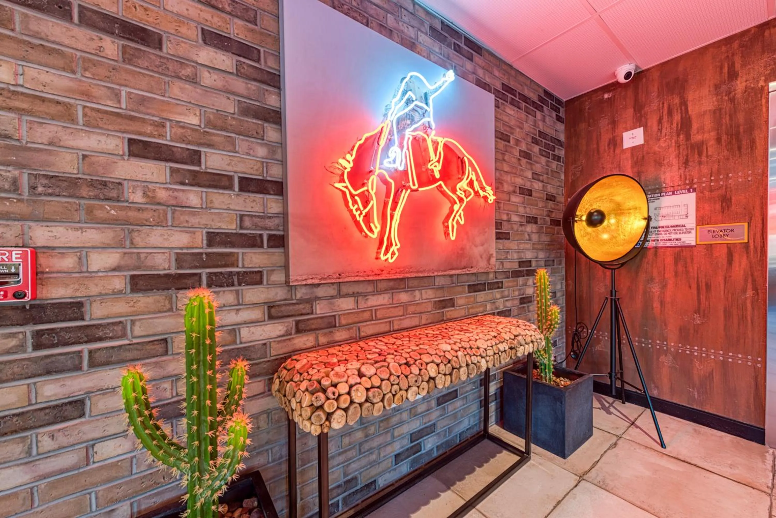 Lobby or reception in Hotel Lexen Newhall & Santa Clarita - Near Six Flags Magic Mountain