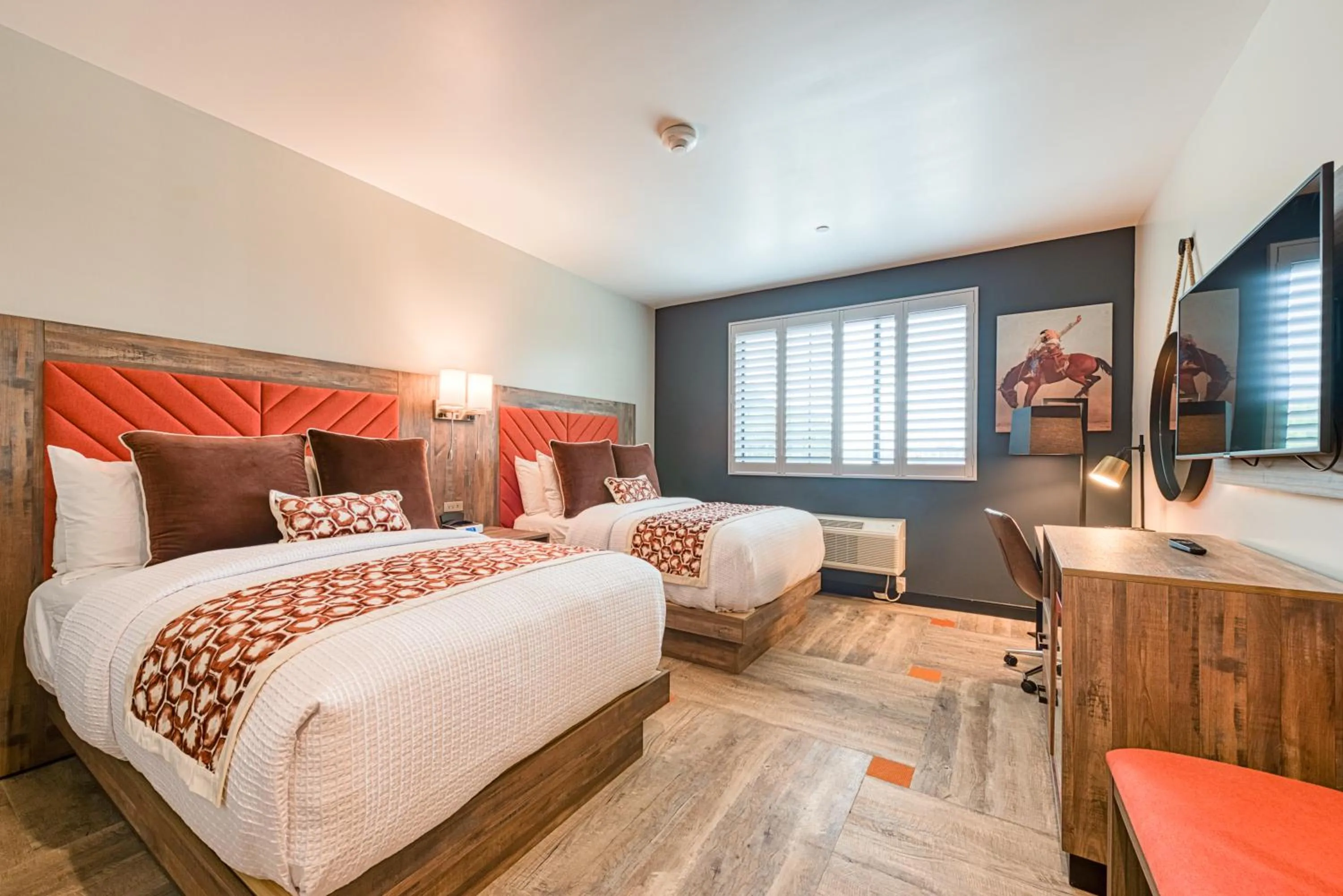 Bed in Hotel Lexen Newhall & Santa Clarita - Near Six Flags Magic Mountain