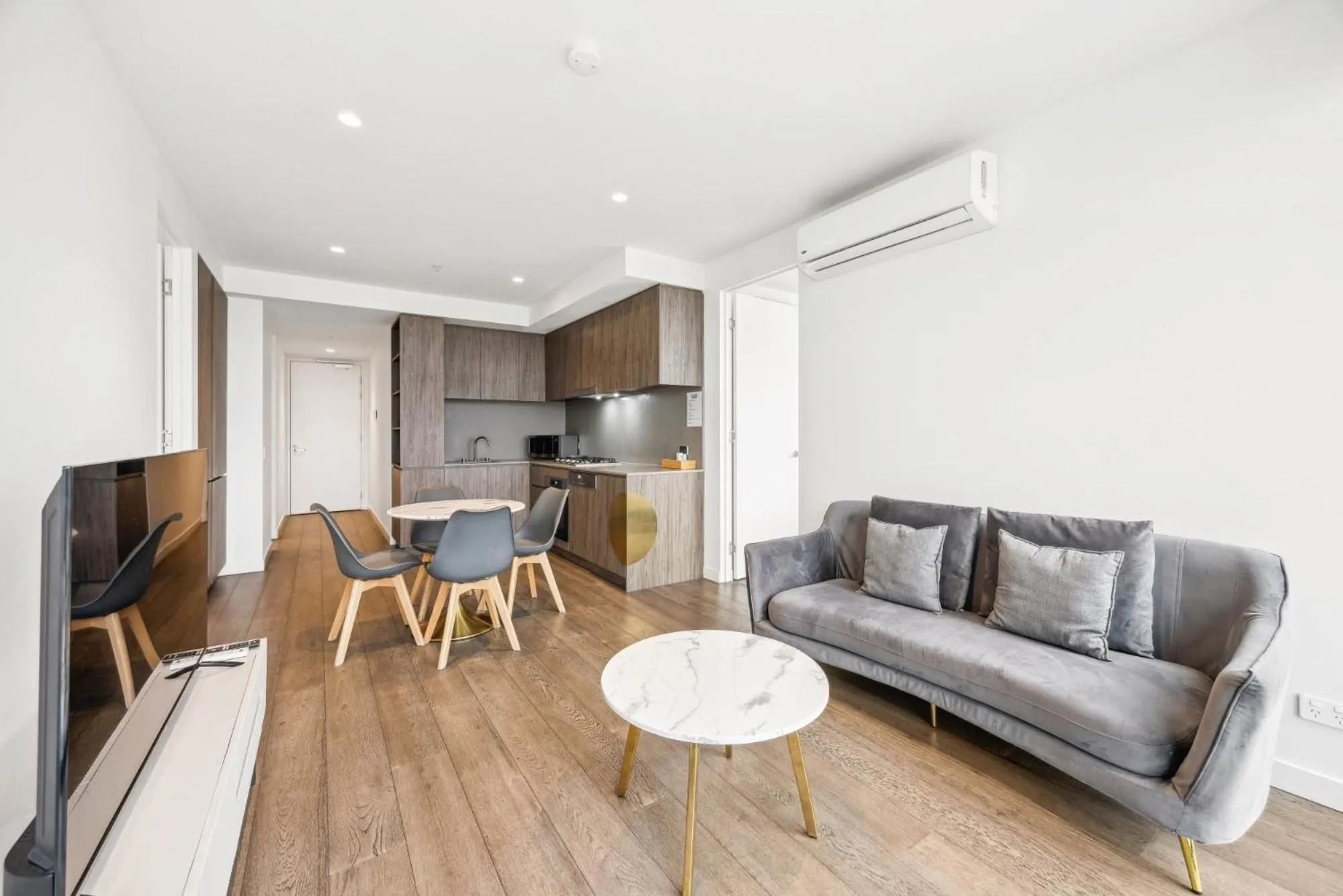 TV and multimedia in Realm Apartments by CLLIX