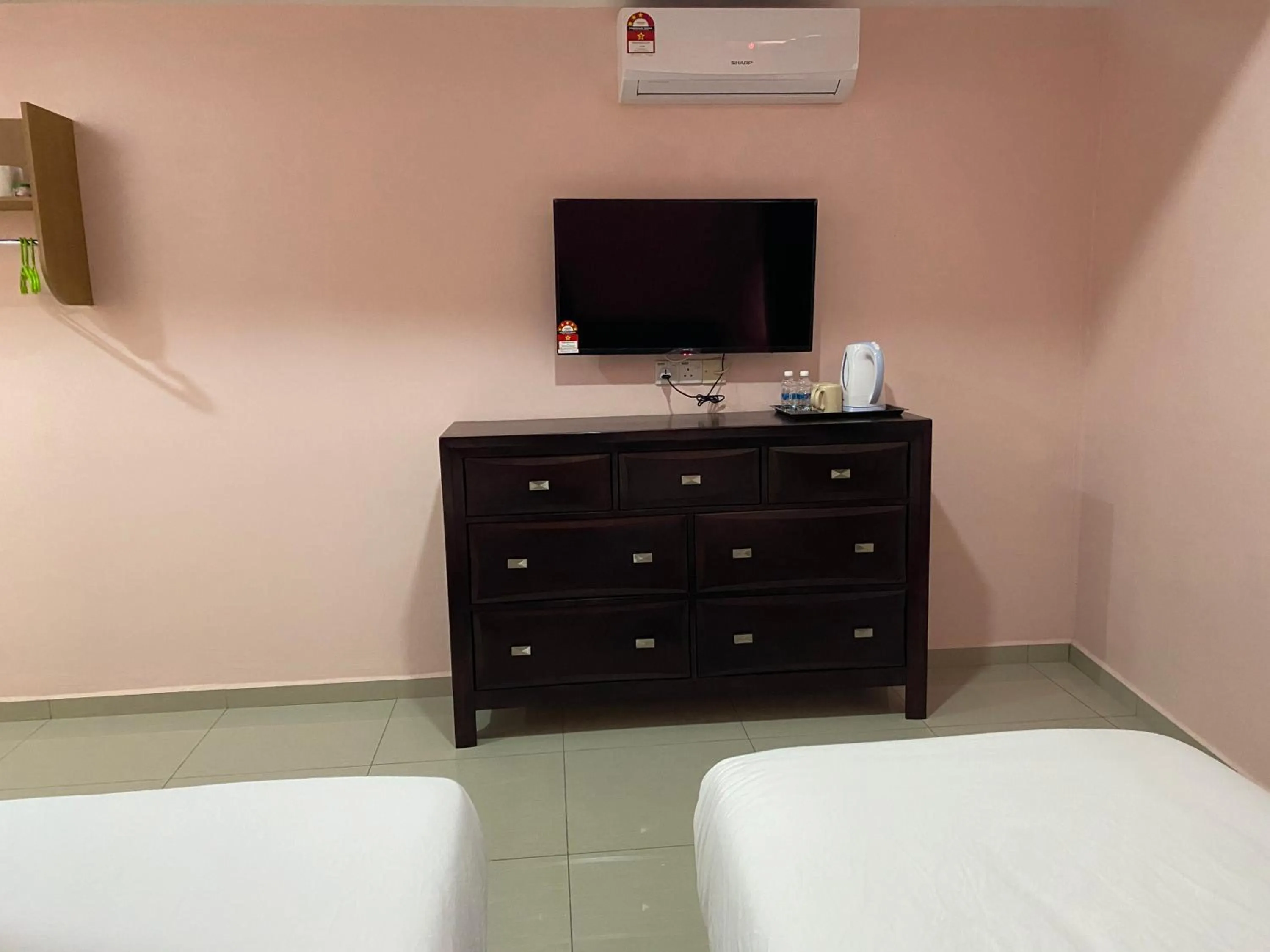 TV and multimedia, Bed in HOTEL SAKIRAH