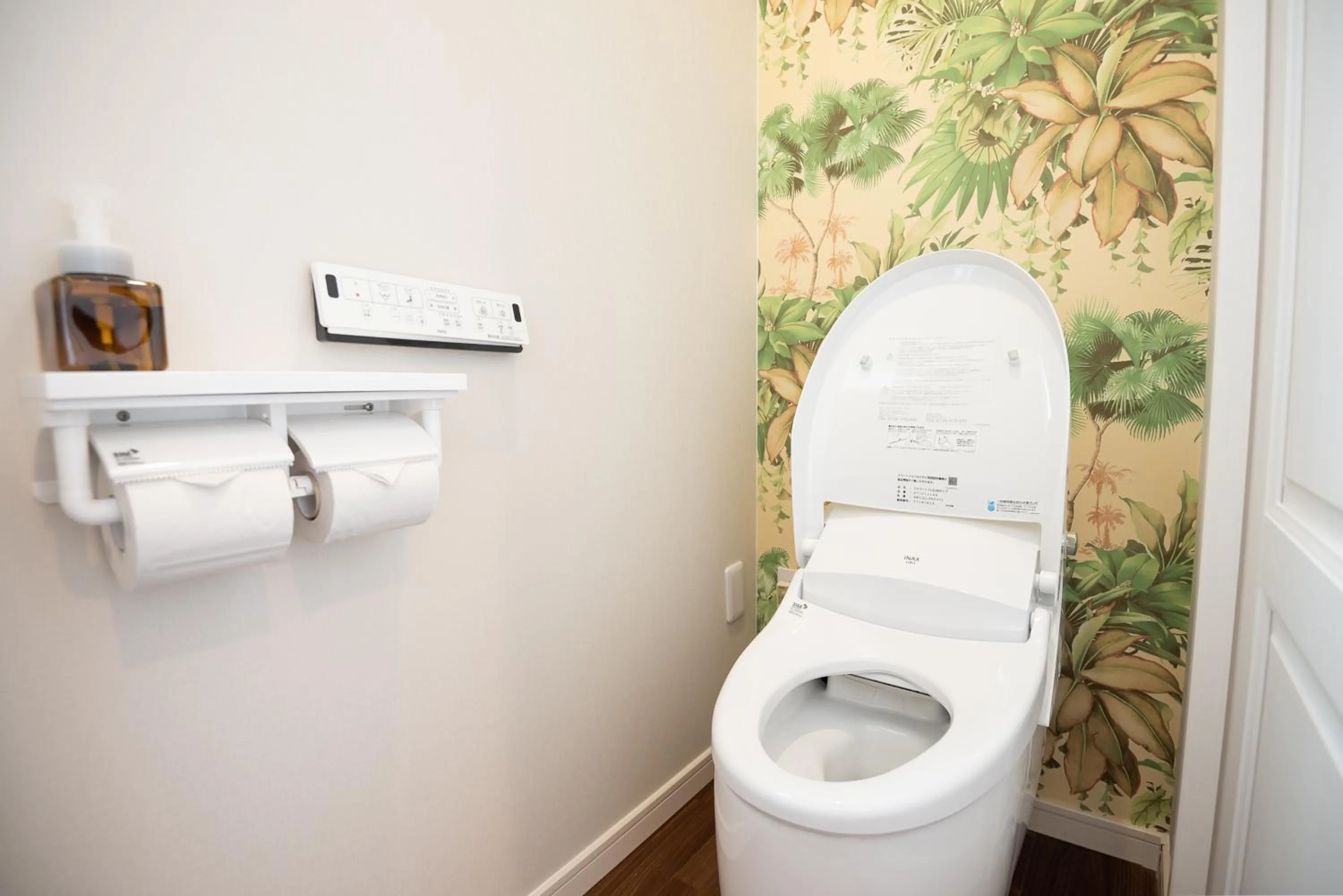 Toilet in MAKAI green