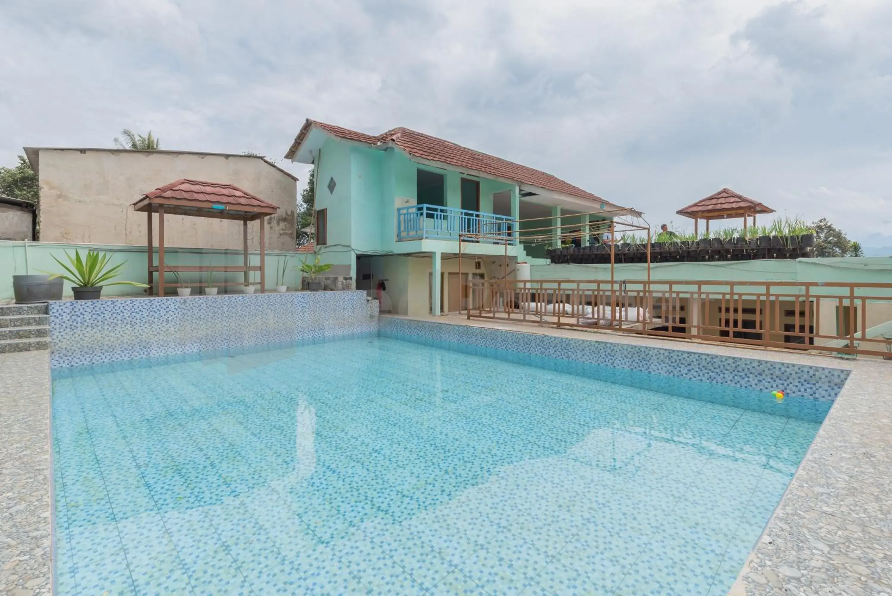 Swimming pool in Villa Sari Intan Ciater RedPartner Swimming pool in Villa Sari Intan Ciater RedPartner