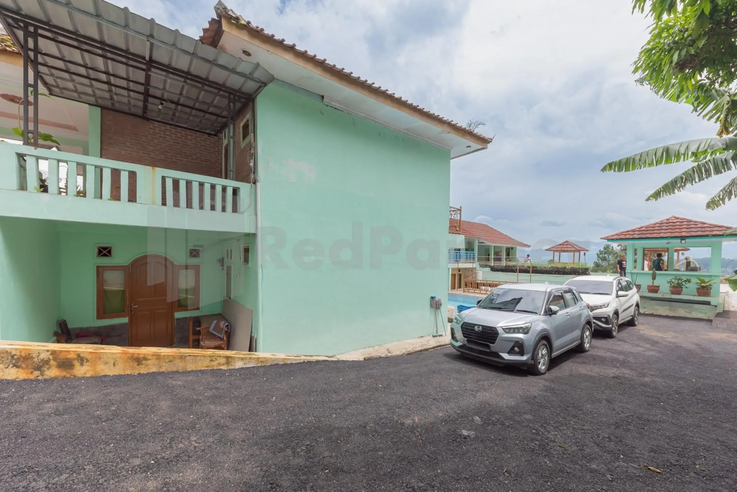 Parking in Villa Sari Intan Ciater RedPartner Parking in Villa Sari Intan Ciater RedPartner