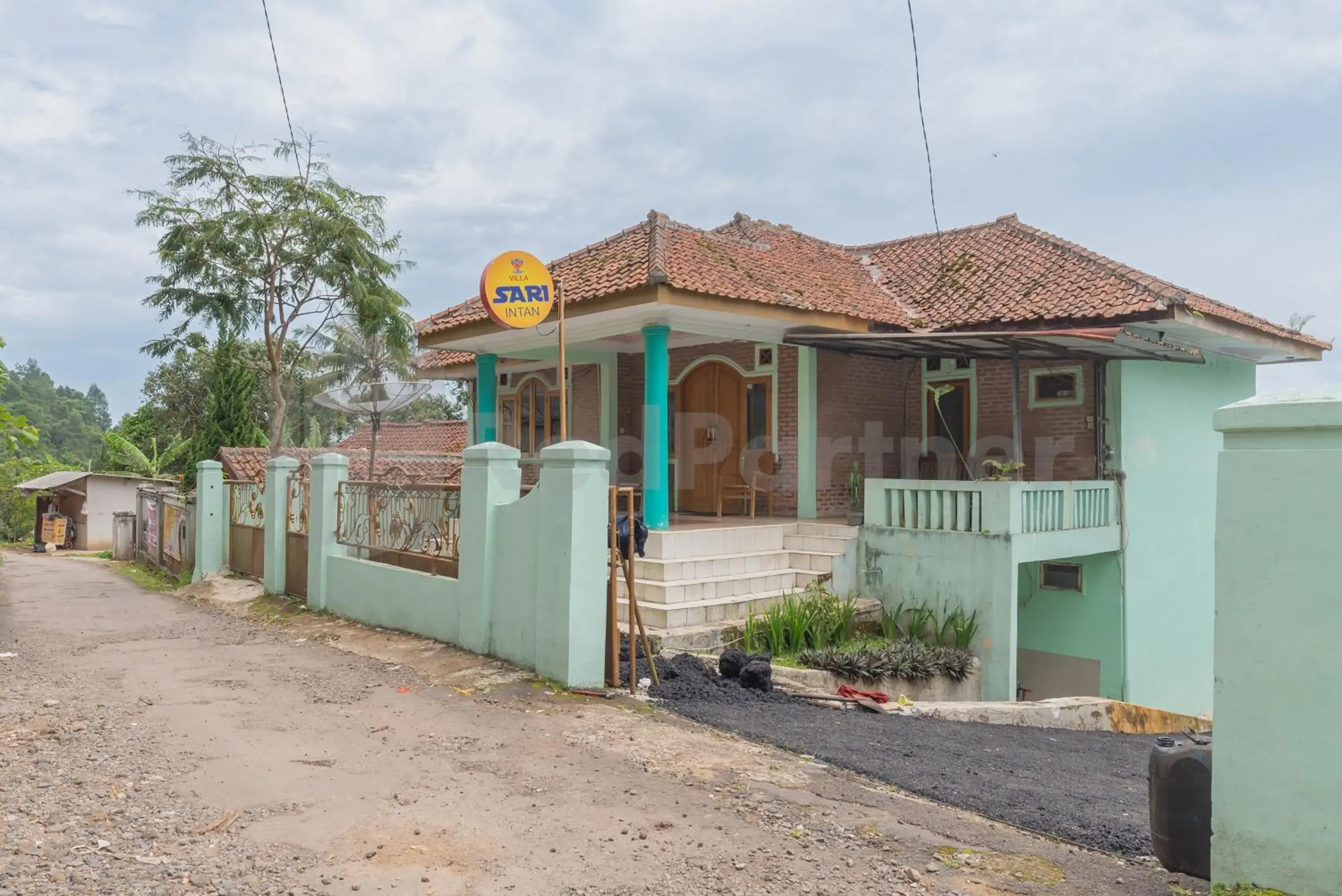 Facade/entrance in Villa Sari Intan Ciater RedPartner Facade/entrance in Villa Sari Intan Ciater RedPartner