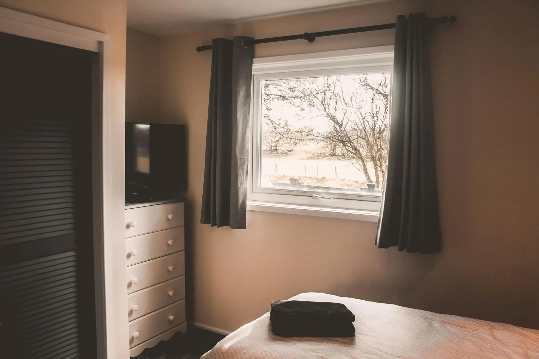 Bedroom, Bed in Keer Side Lodge, Luxury lodge with private hot tub at Pine Lake Resort