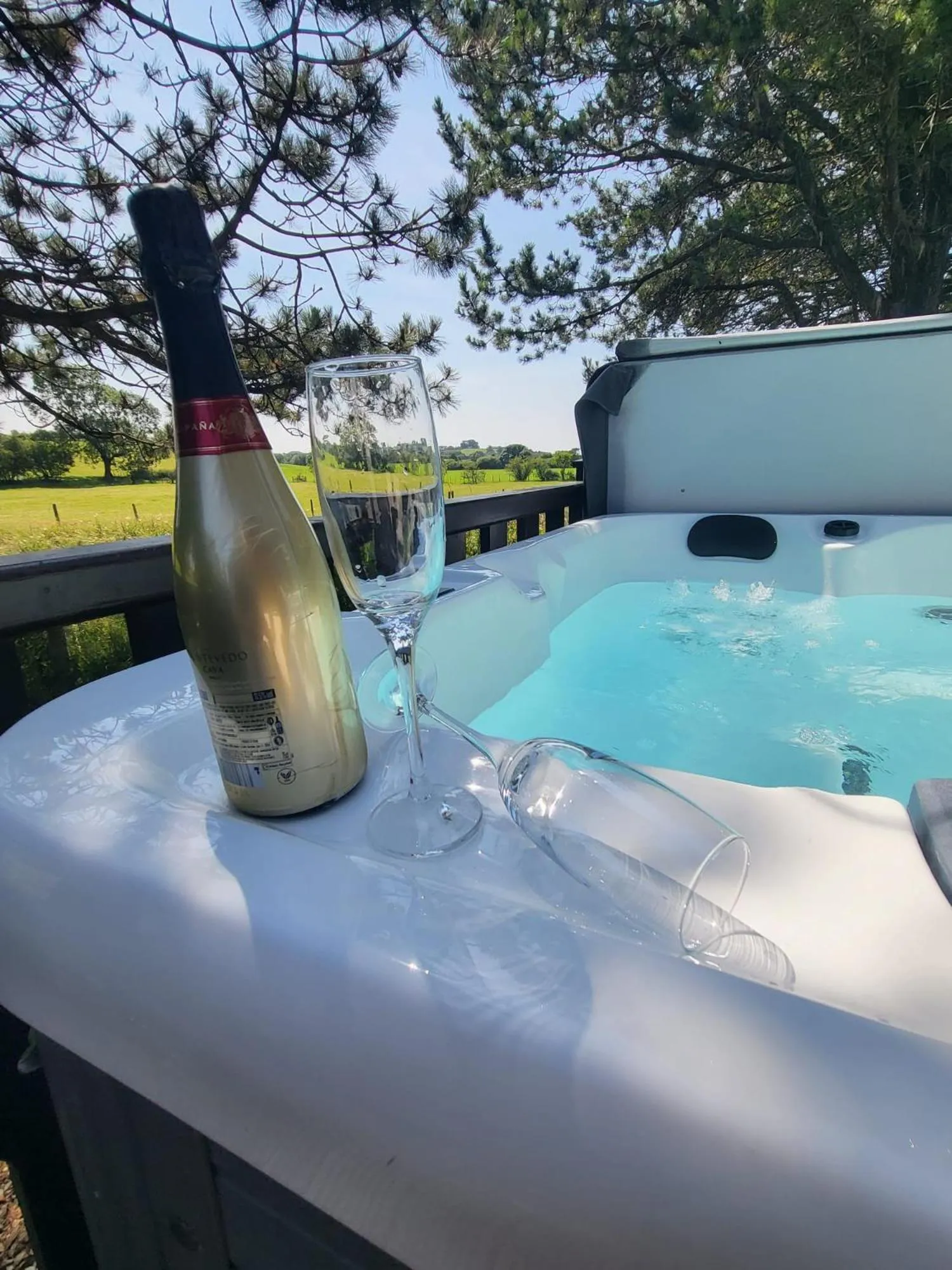 Hot Tub in Keer Side Lodge, Luxury lodge with private hot tub at Pine Lake Resort