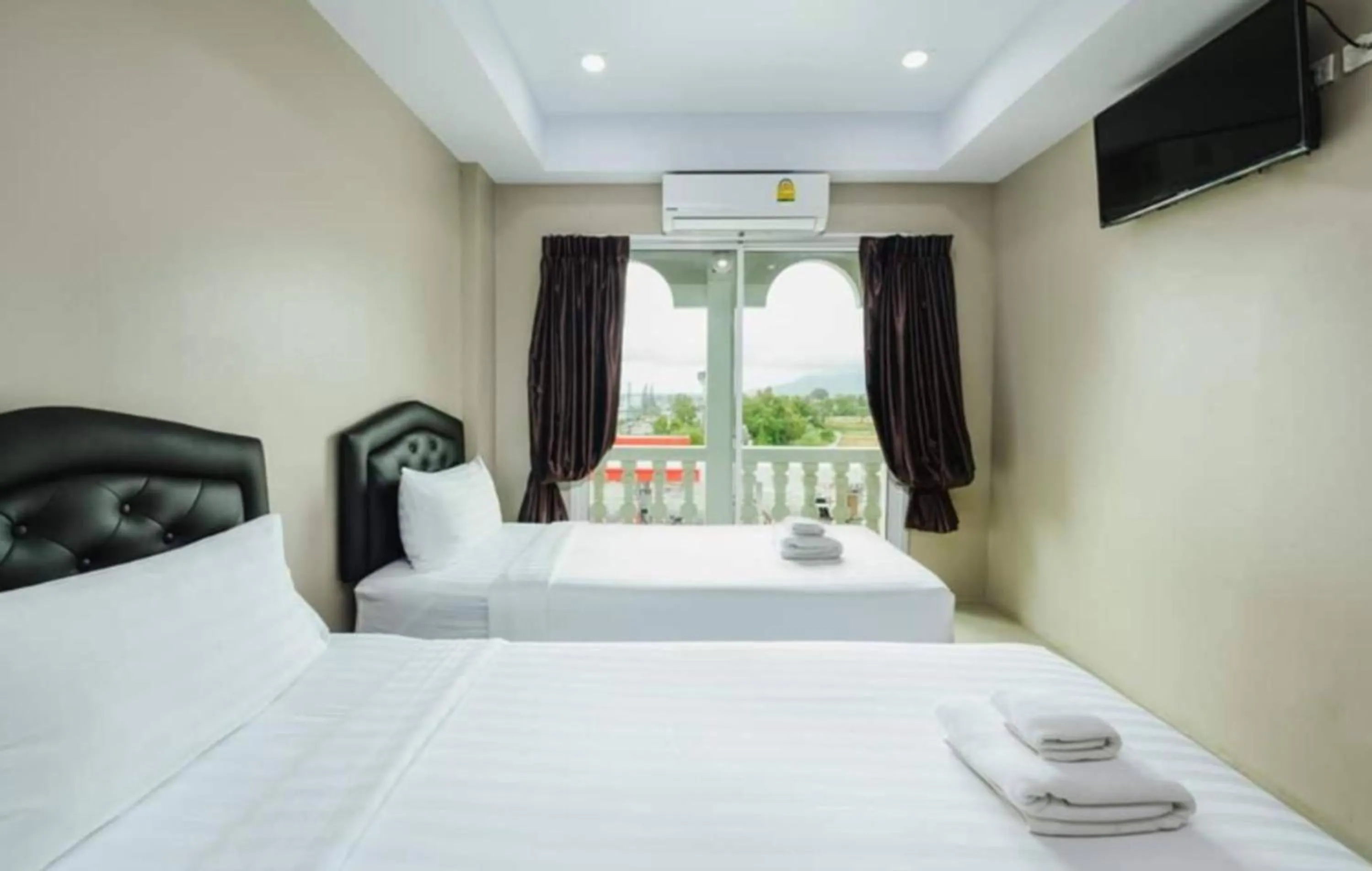 Photo of the whole room, Bed in Tyler Cherngtalay