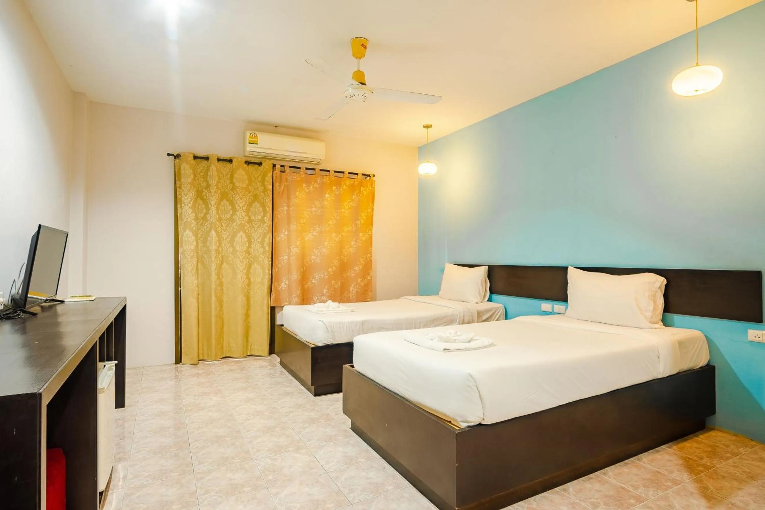 Photo of the whole room in Tyler Banpon