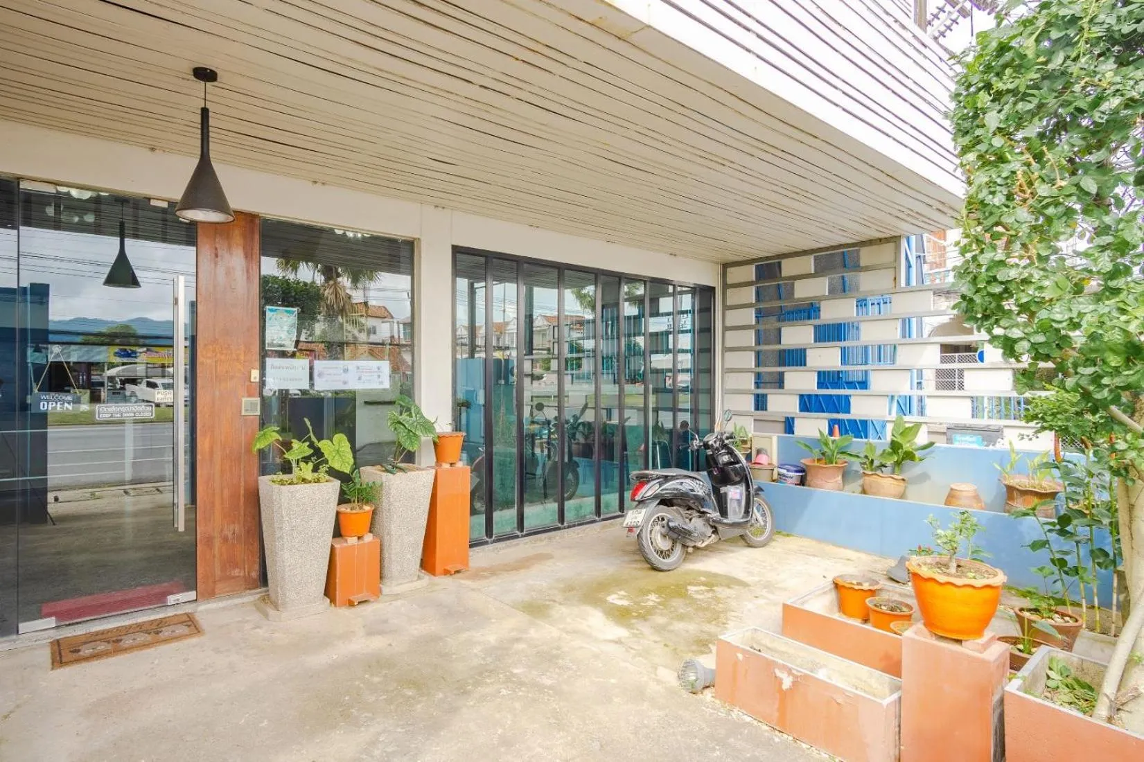 Facade/entrance in Tyler Banpon