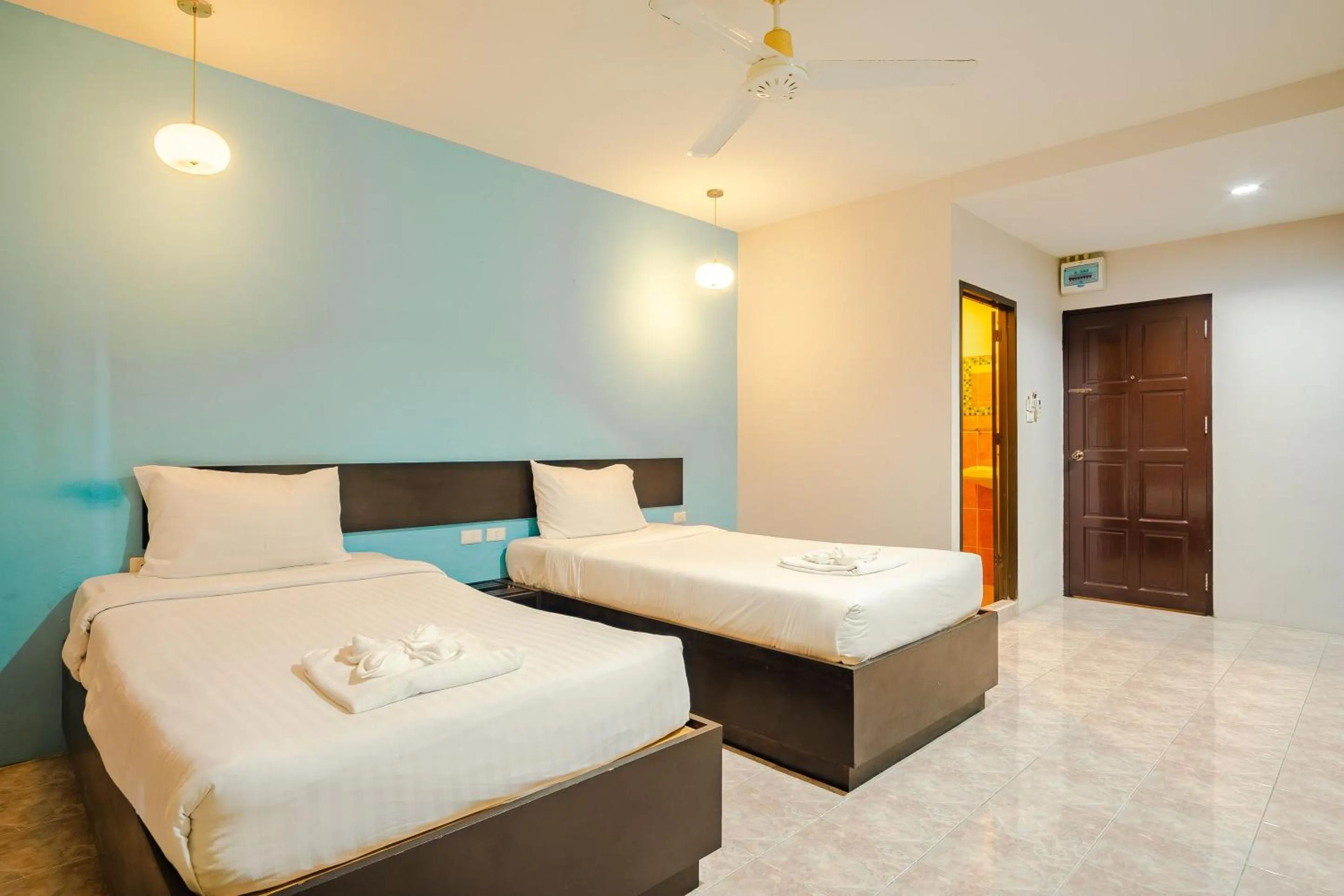 Photo of the whole room in Tyler Banpon