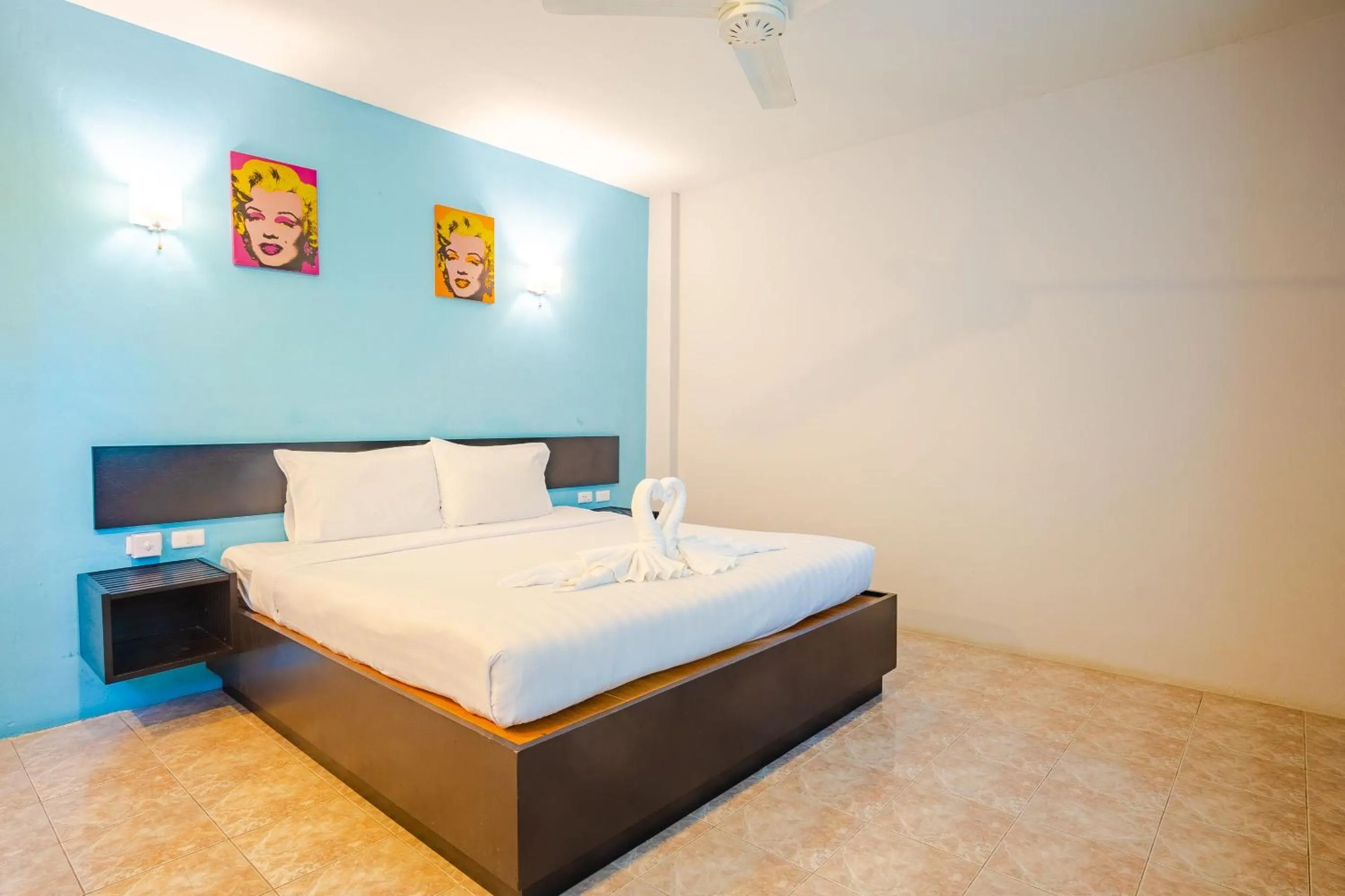 Photo of the whole room in Tyler Banpon