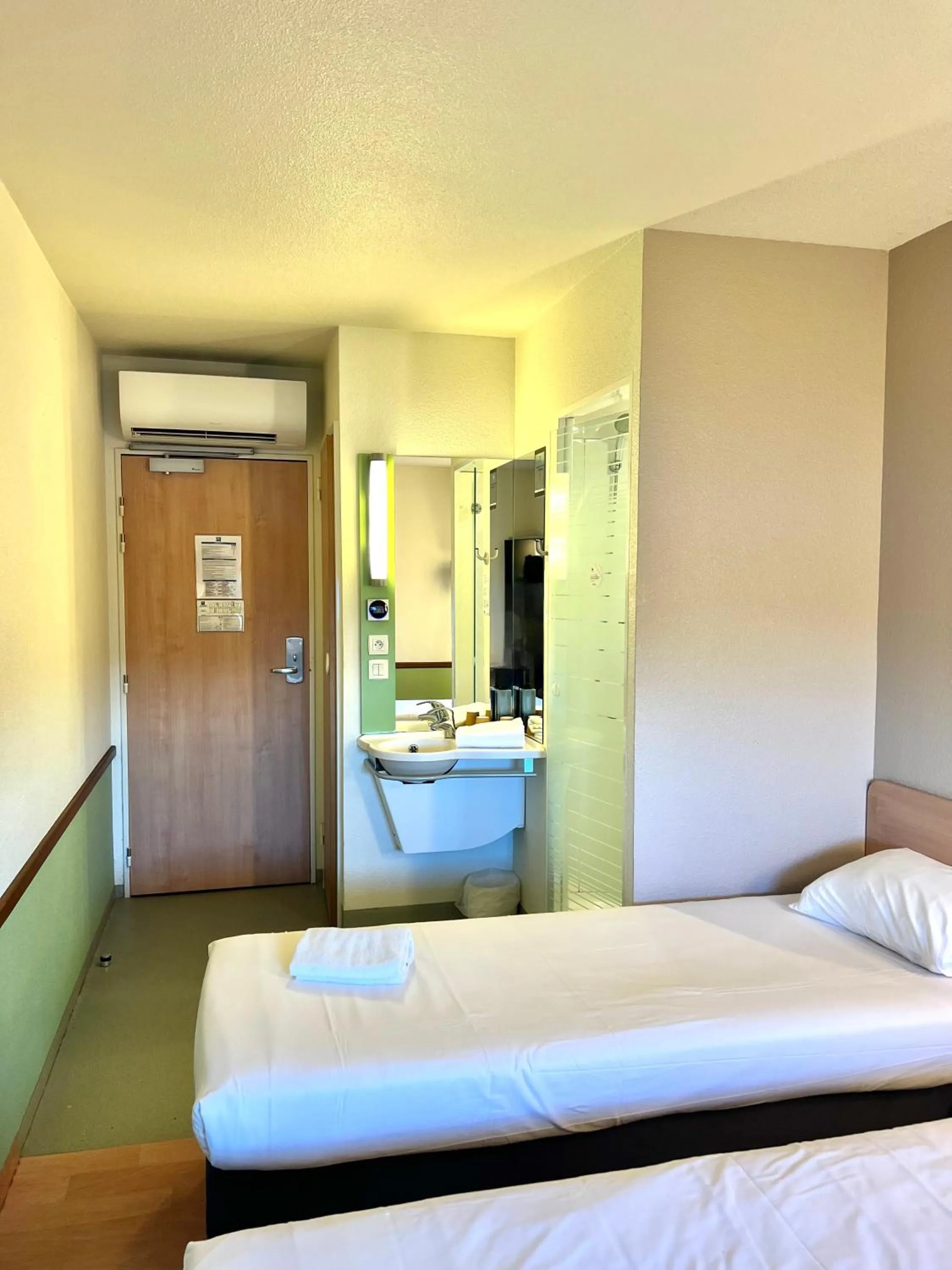 Shower, Bed in Hotel Ibis Budget Cosne Sur Loire