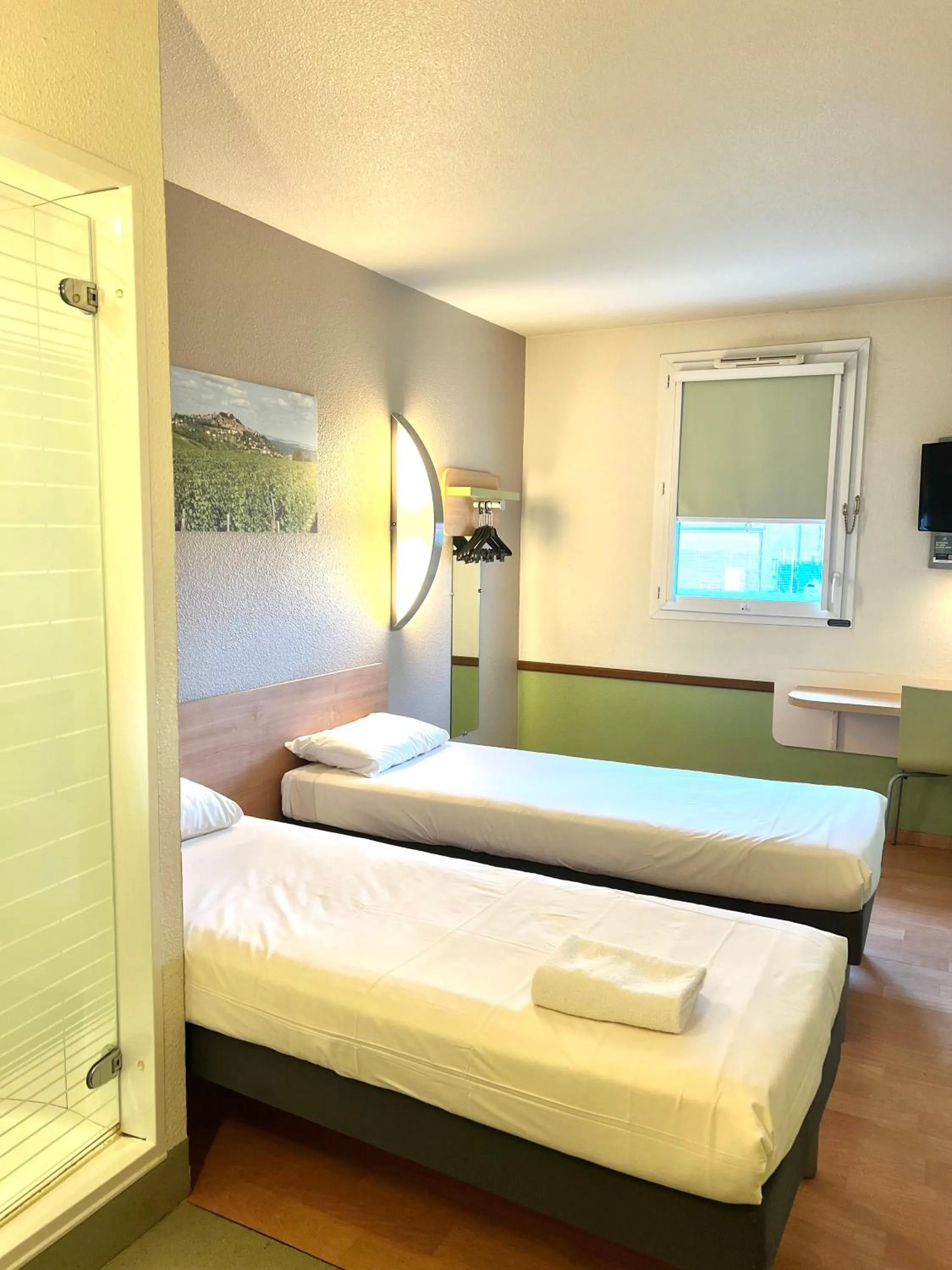 Shower, Bed in Hotel Ibis Budget Cosne Sur Loire