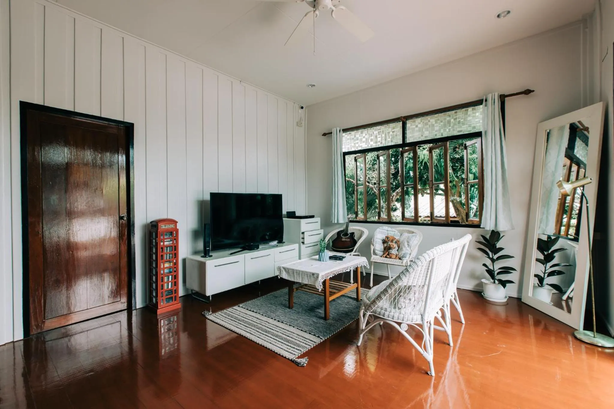 Communal lounge/ TV room in Banya BnB ที่พักบ้านย่าบีแอนด์บี เมืองประจวบฯ