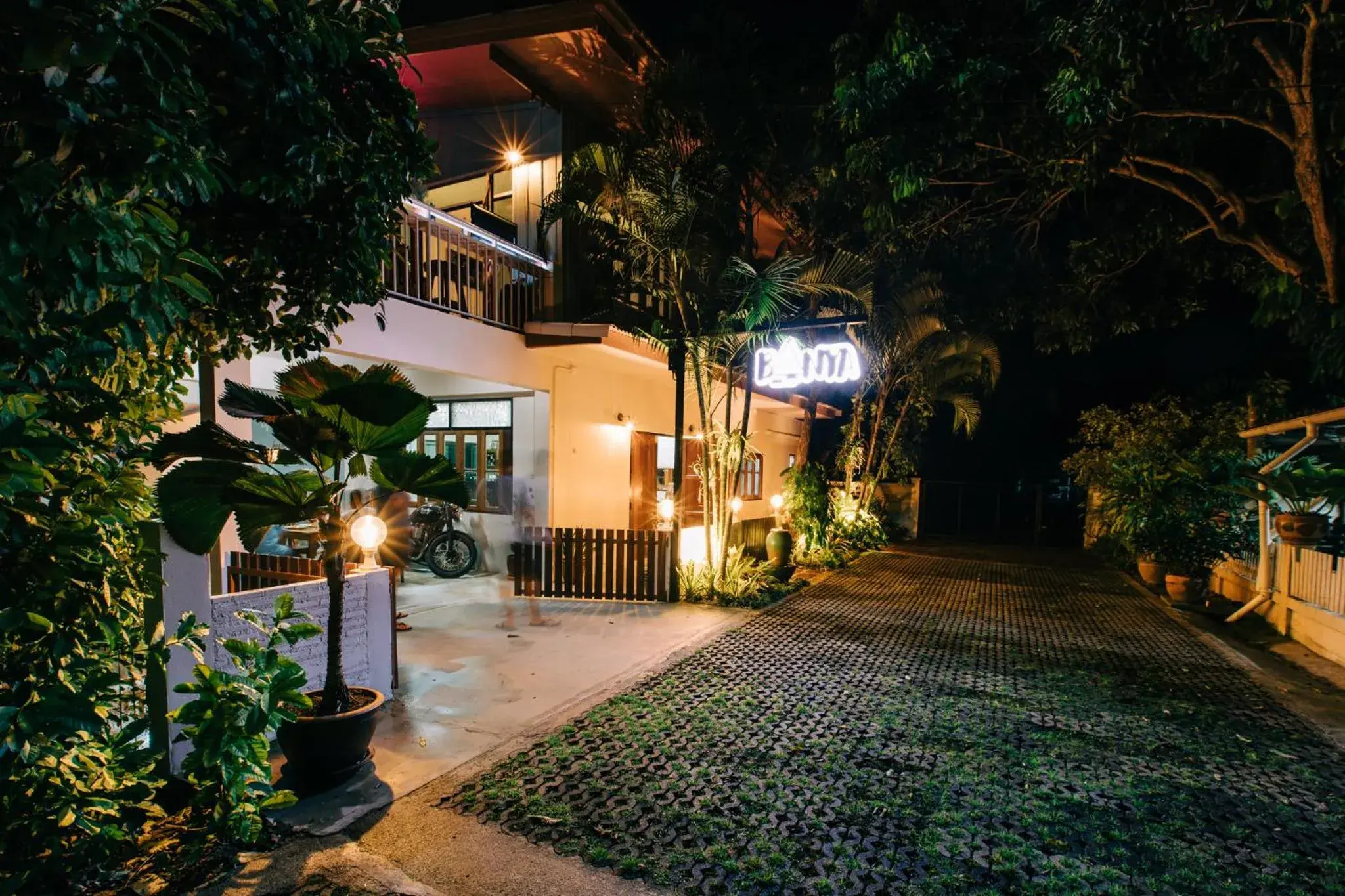 Inner courtyard view in Banya BnB ที่พักบ้านย่าบีแอนด์บี เมืองประจวบฯ Inner courtyard view in Banya BnB ที่พักบ้านย่าบีแอนด์บี เมืองประจวบฯ