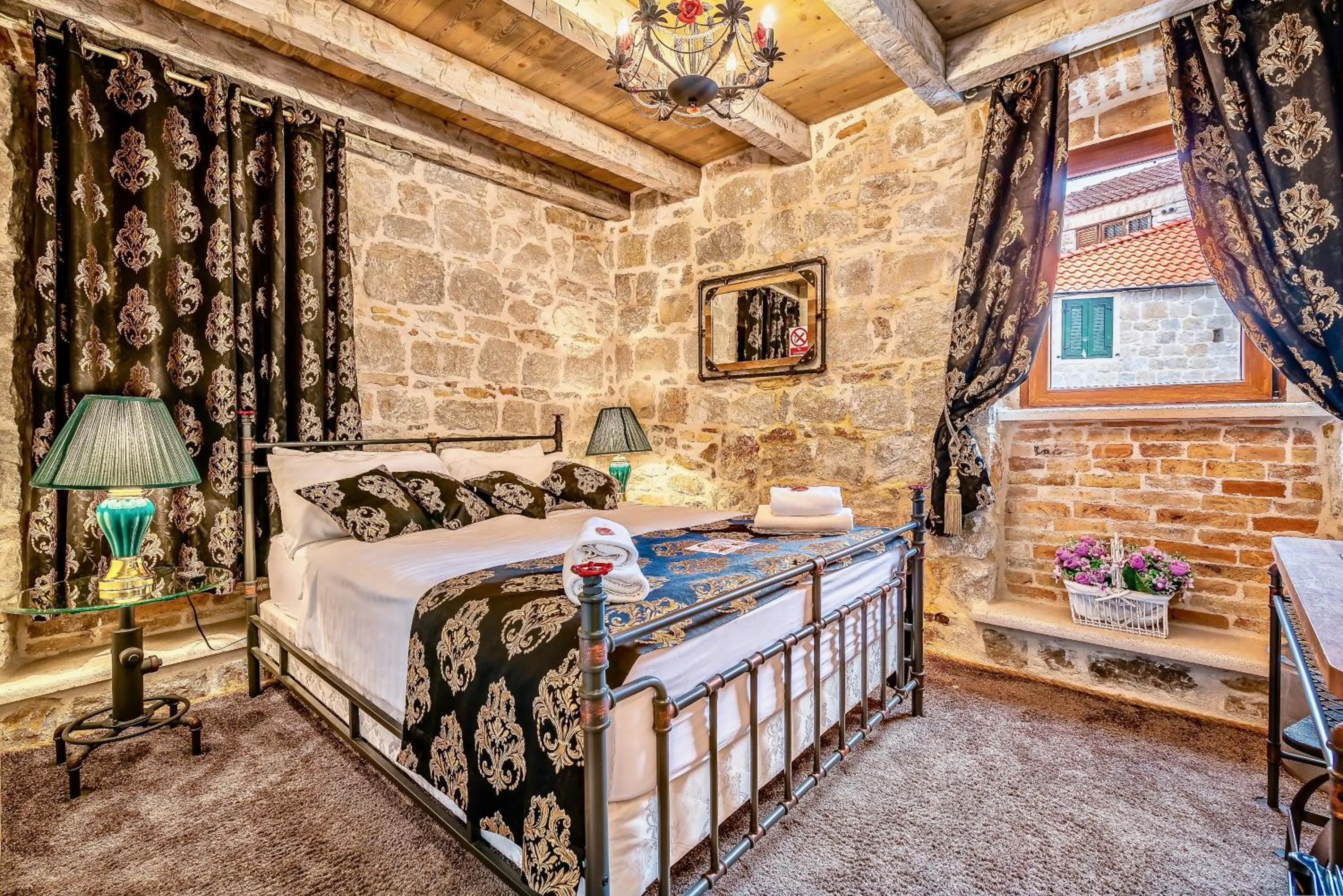 Bed in Historic Plaza Varos Split