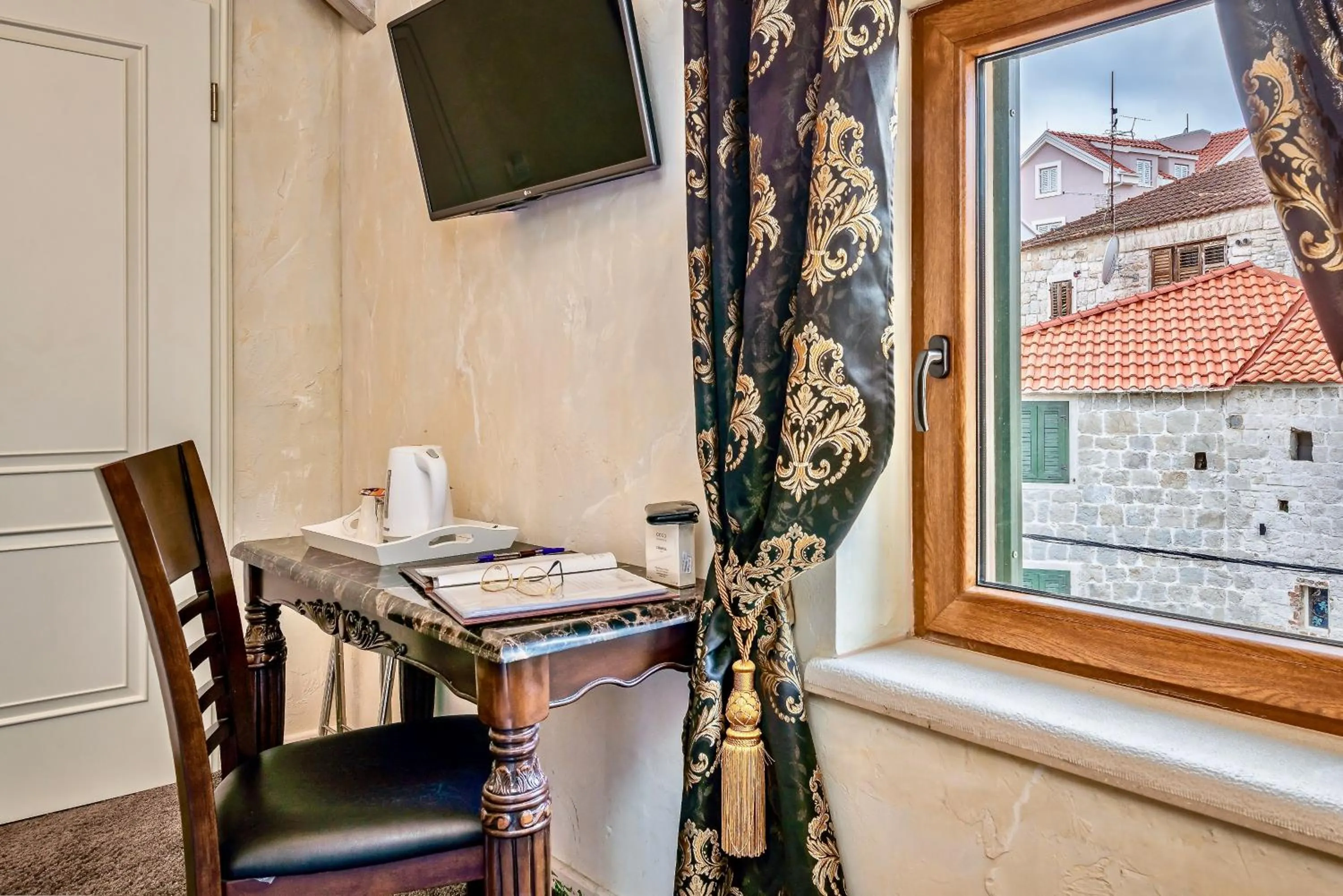 Bed in Historic Plaza Varos Split