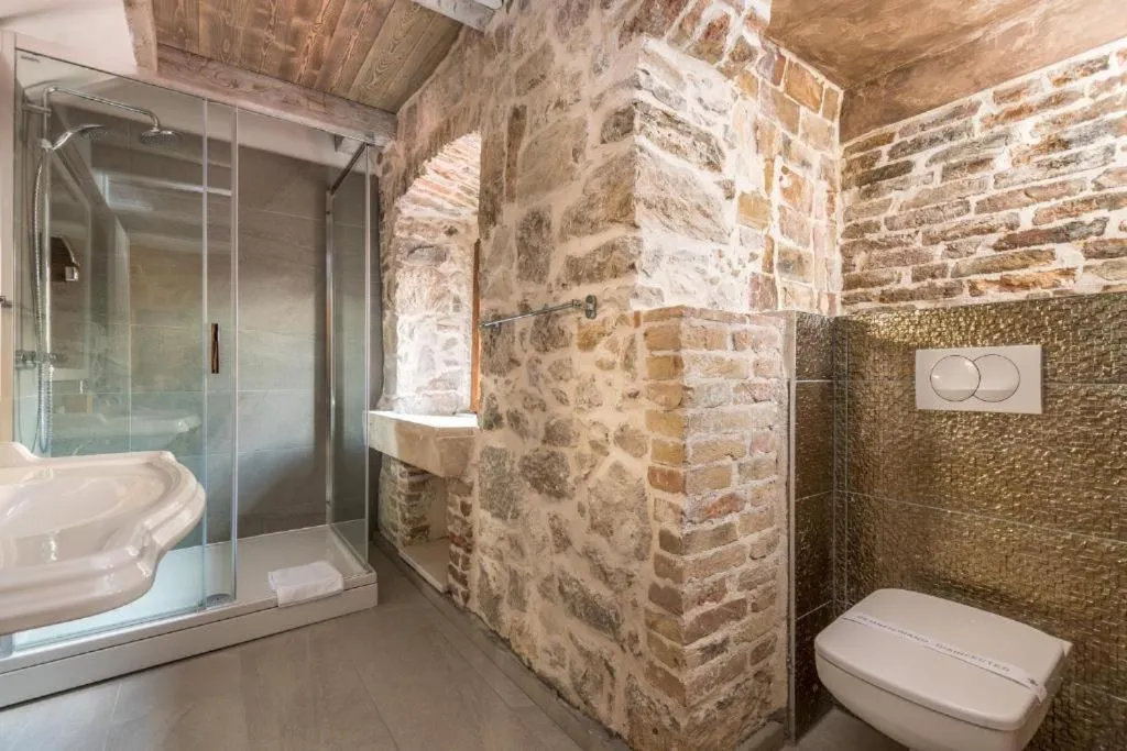 Shower in Historic Plaza Varos Split