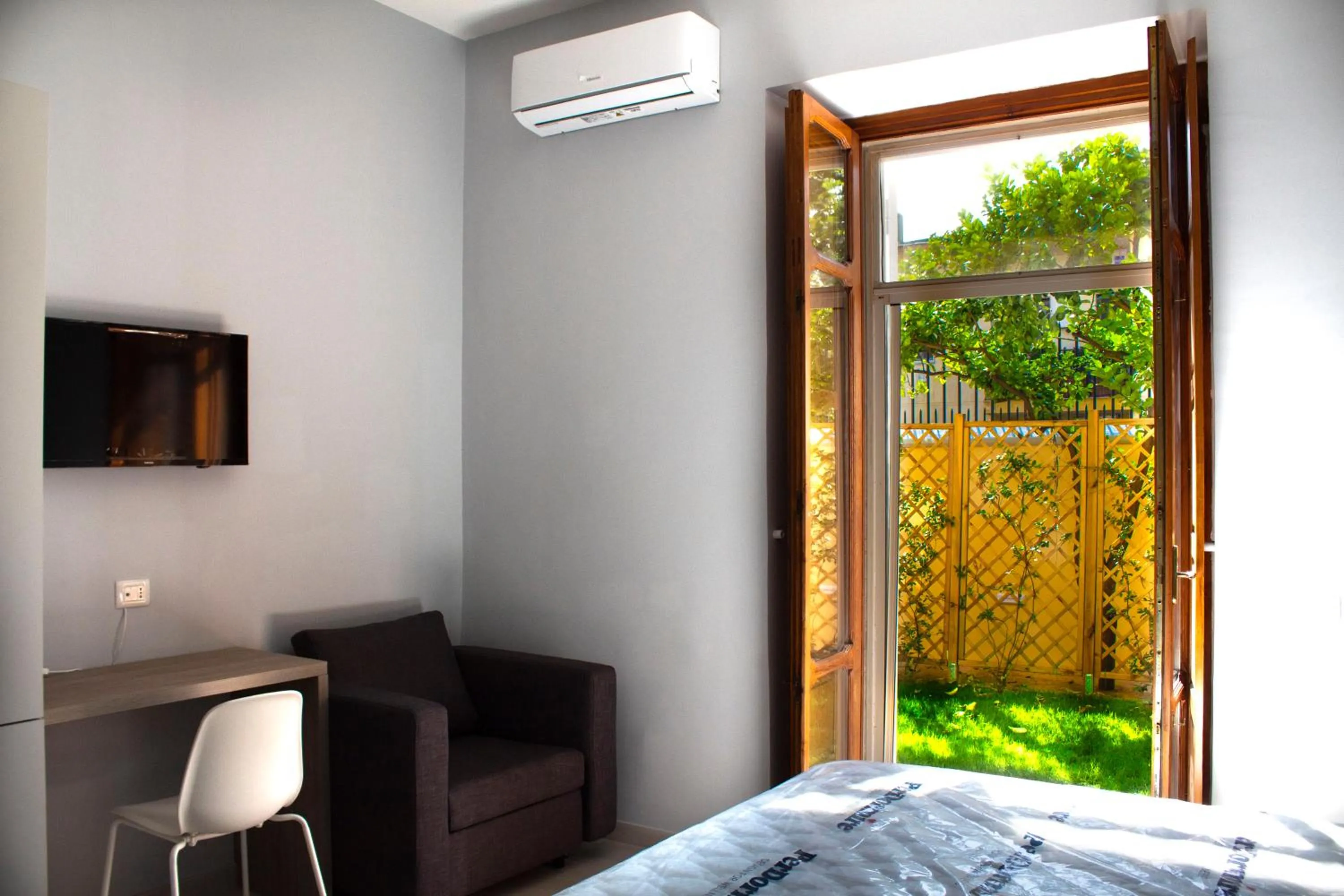 Garden, Bed in Relais Villa Montedonzelli