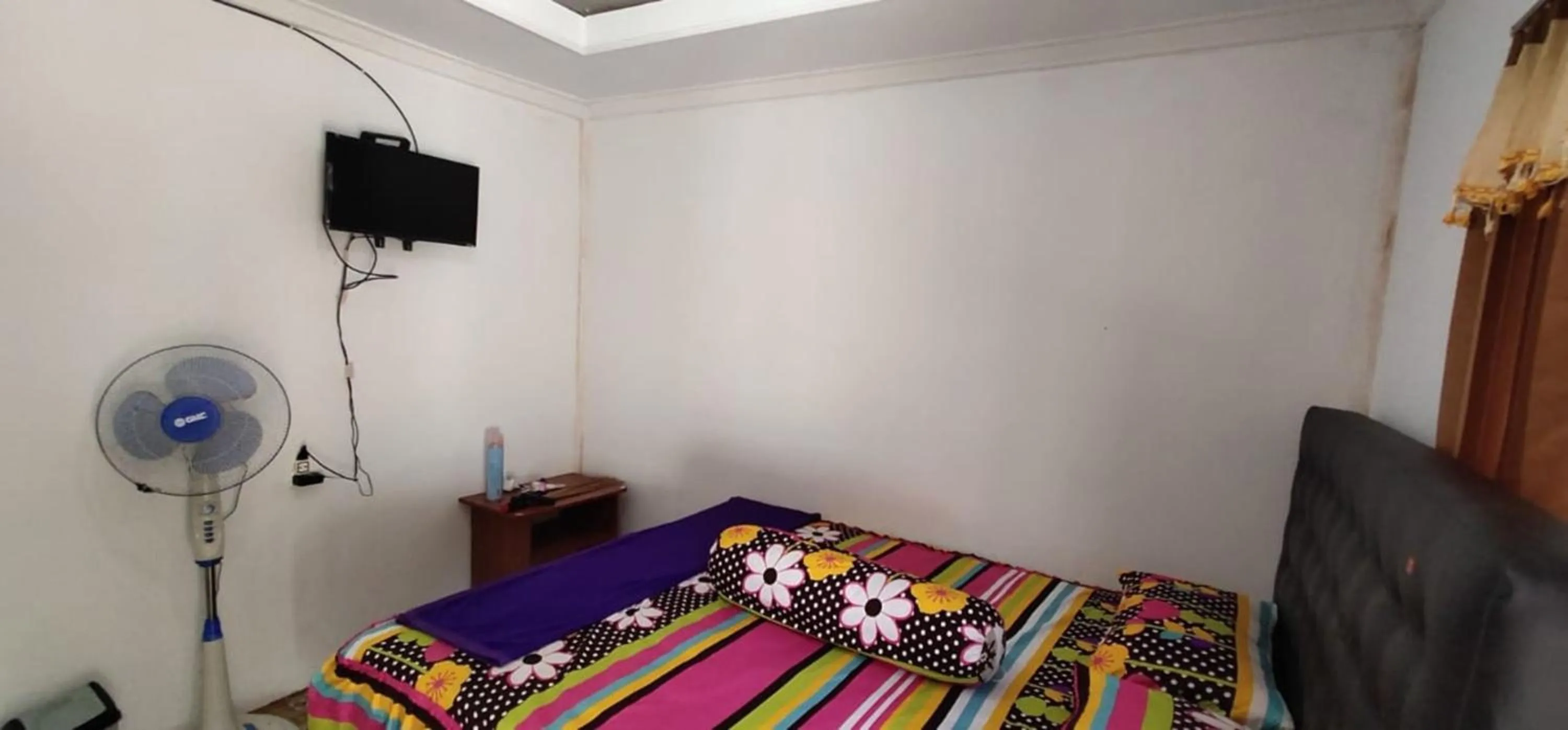 Photo of the whole room, Bed in Limasan Mbah Darmo