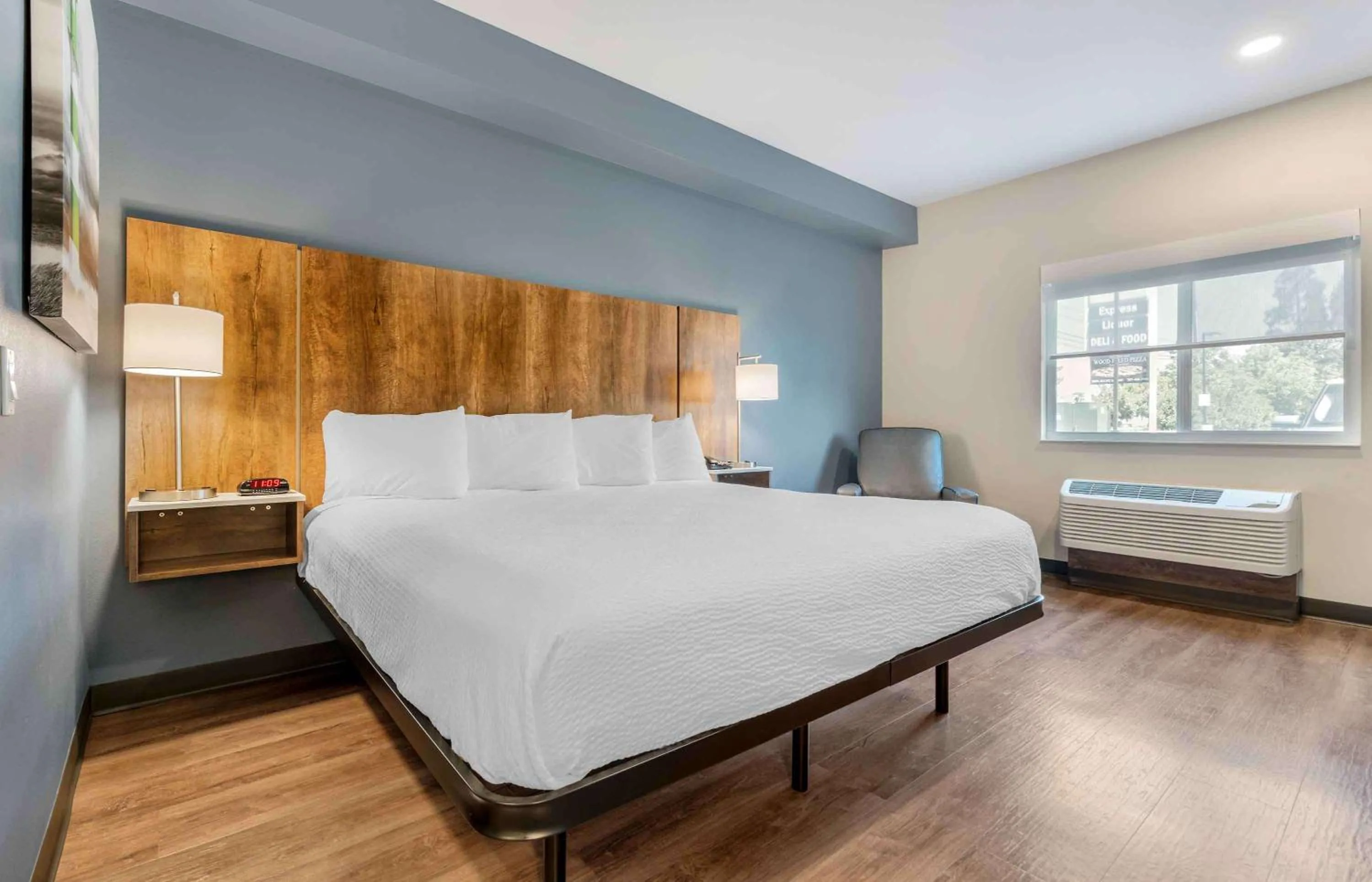 Bedroom, Bed in Extended Stay America Premiere Suites - Ukiah