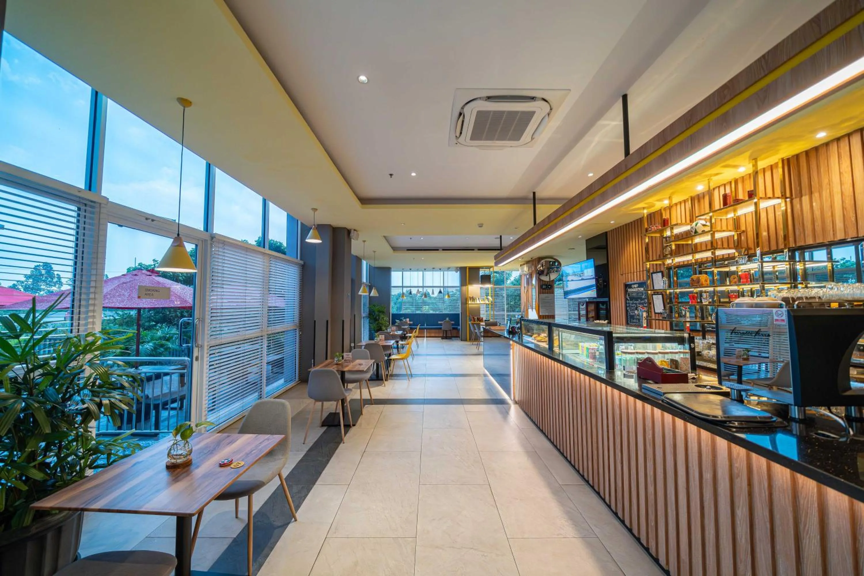 Restaurant/places to eat in Harris Suites Puri Mansion