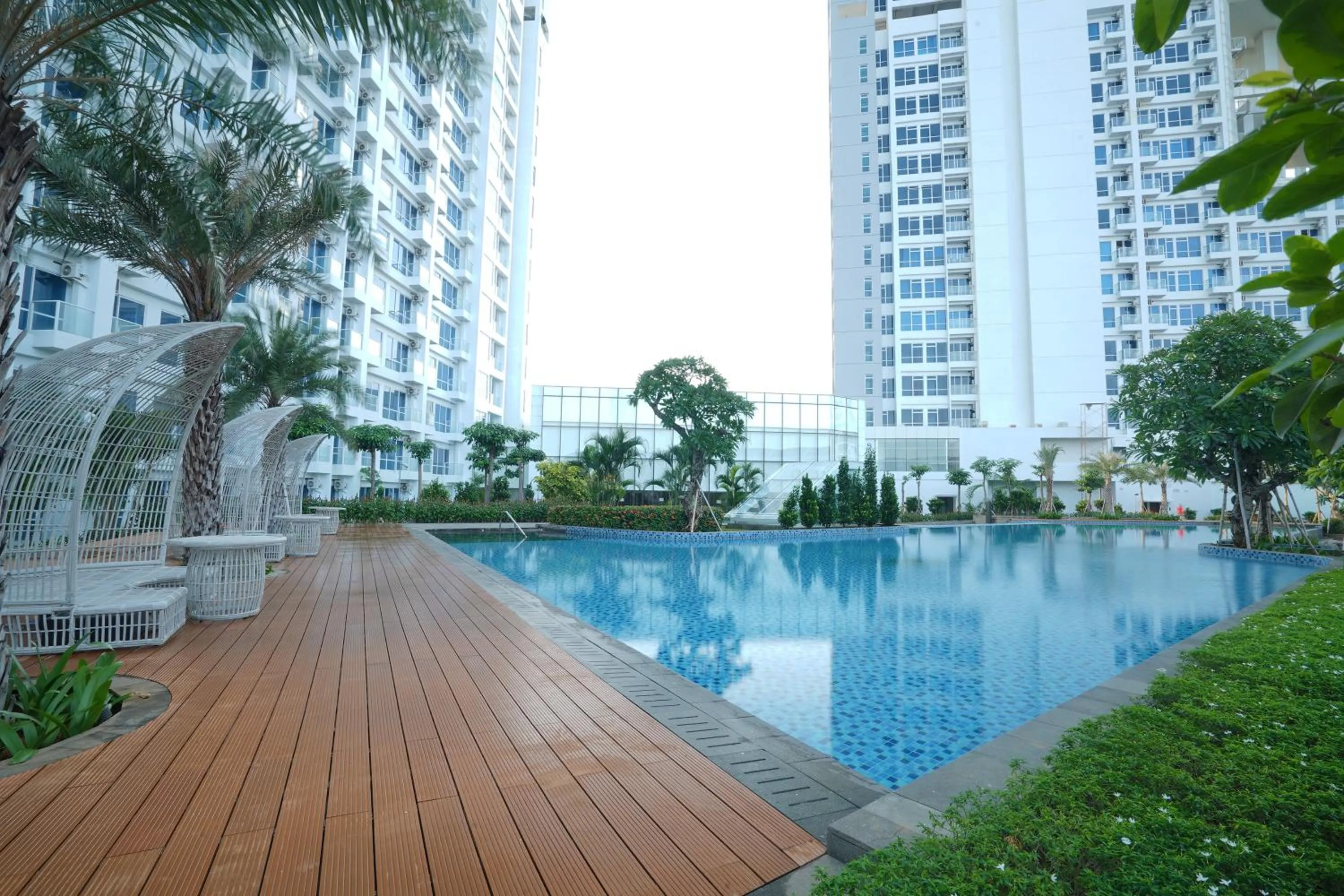 Swimming pool in Harris Suites Puri Mansion