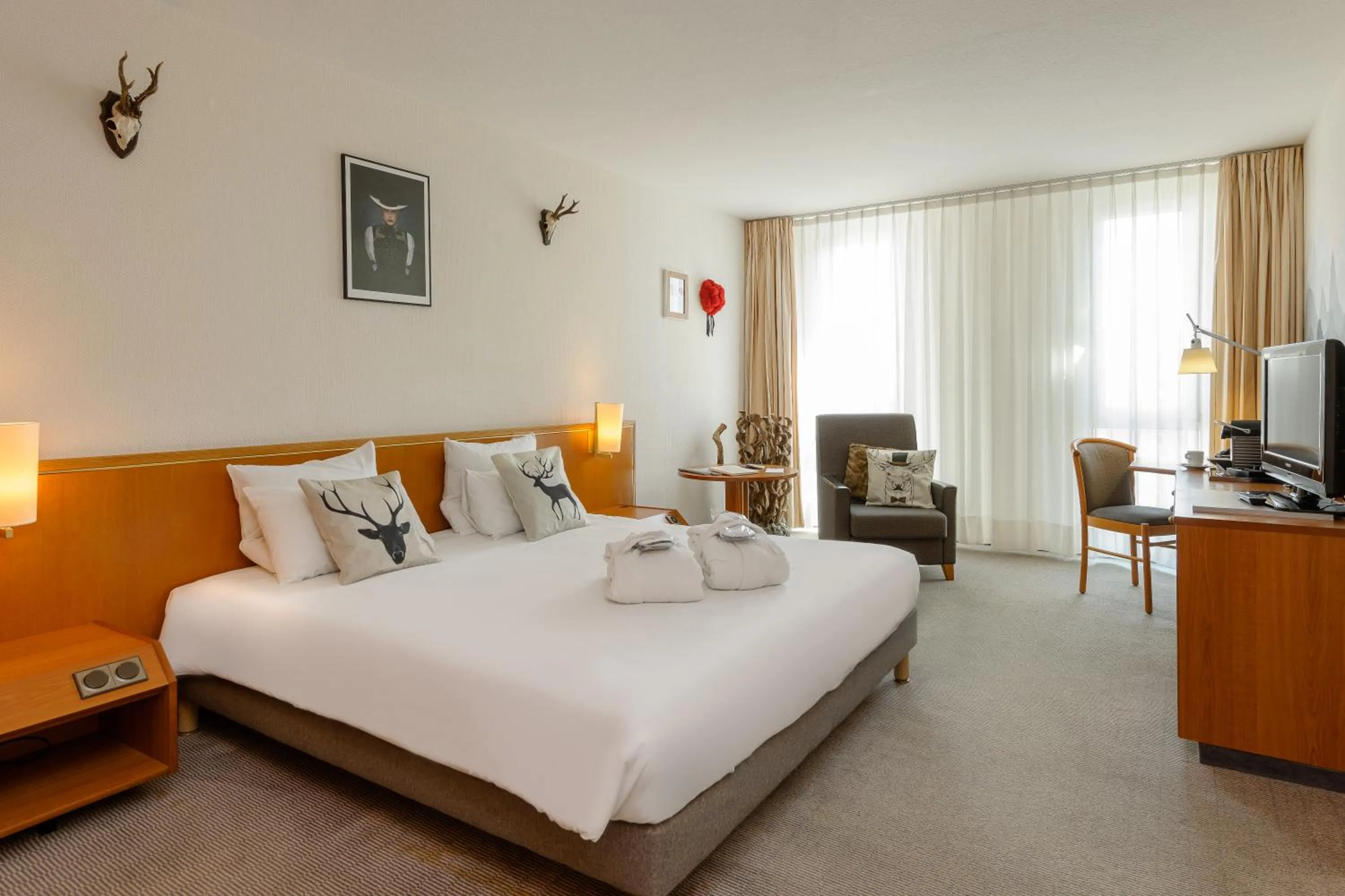 Living room, Bed in Novotel Freiburg am Konzerthaus