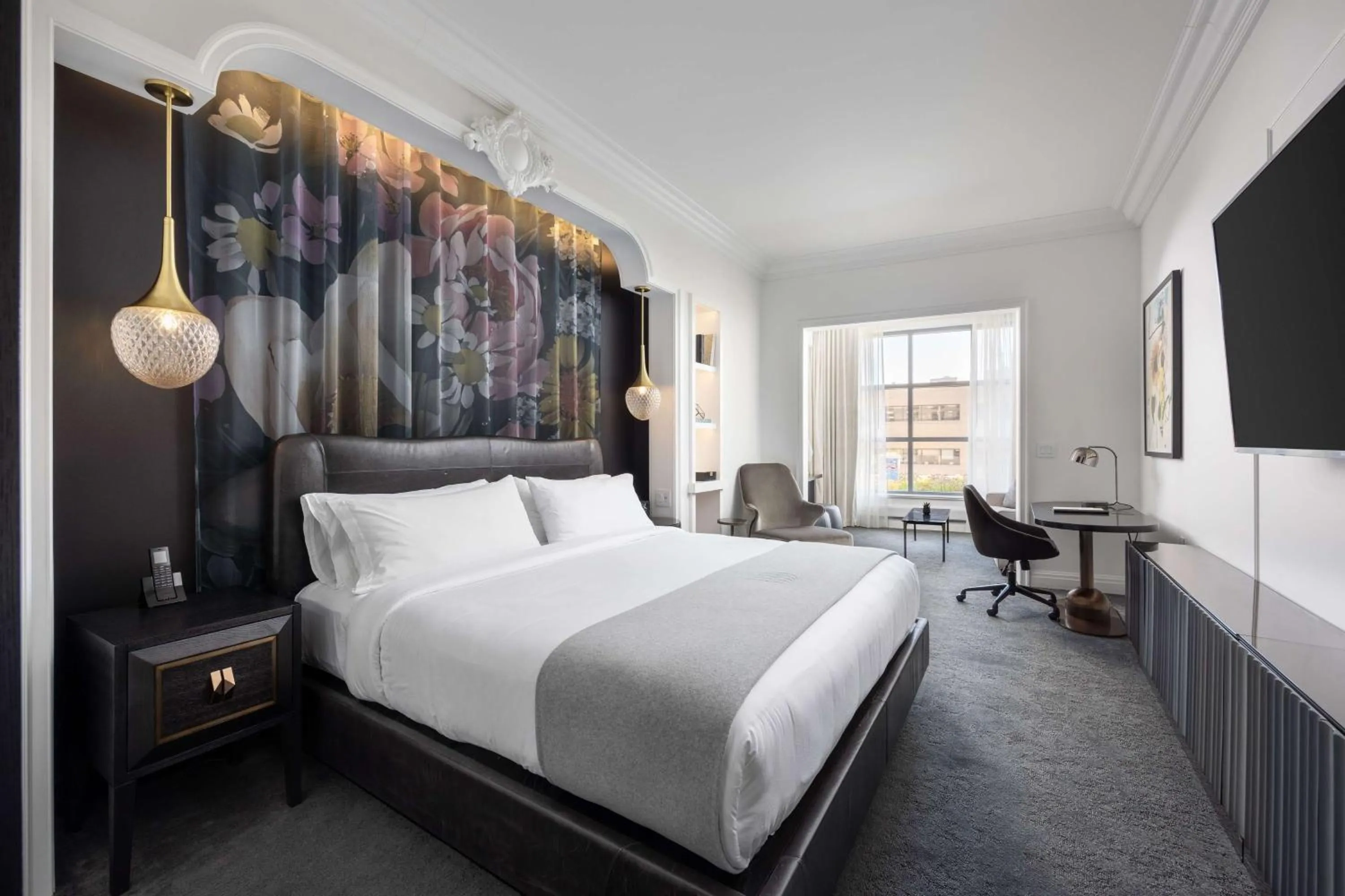 Photo of the whole room, Bed in Daxton Hotel Birmingham, Curio Collection by Hilton