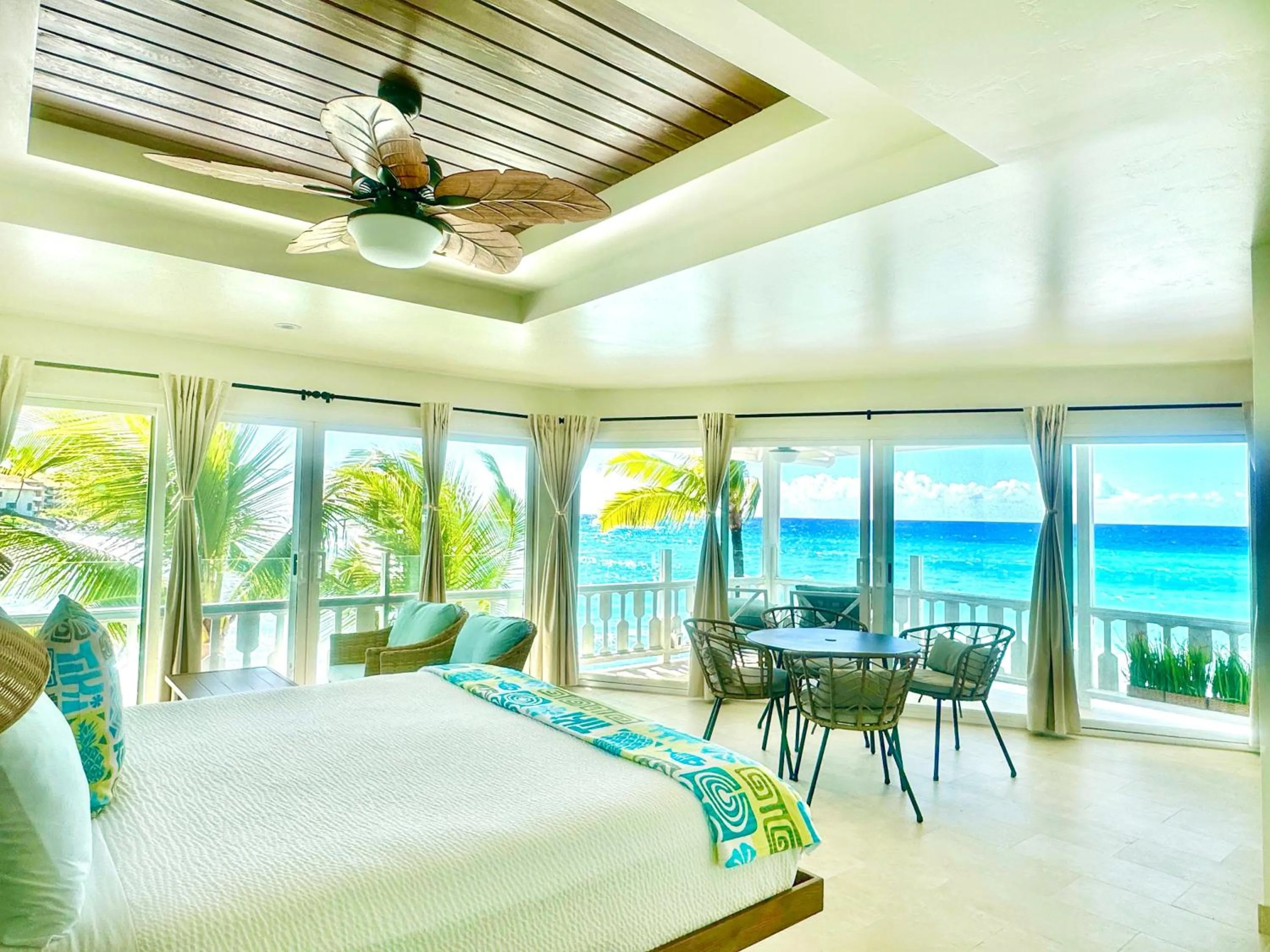 Patio, Bed in Kona Tiki Hotel - No Resort Fees