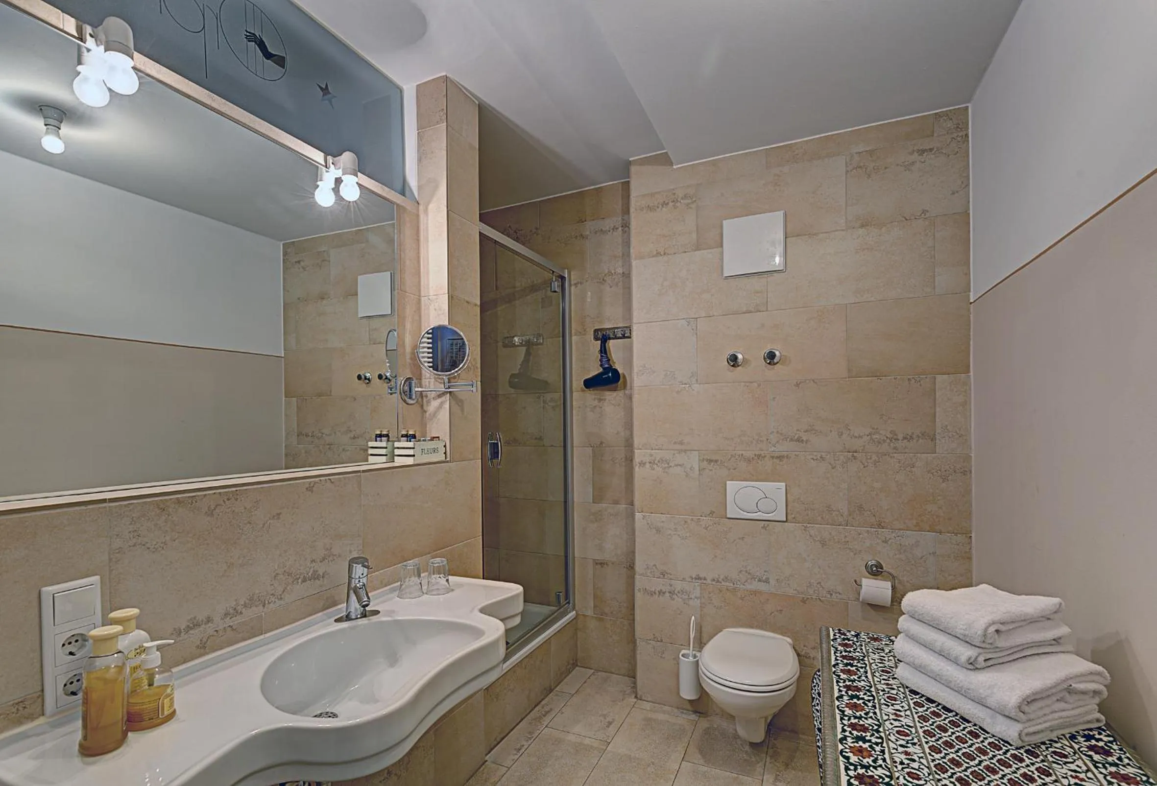 Bathroom in Hotel Orphée - Großes Haus