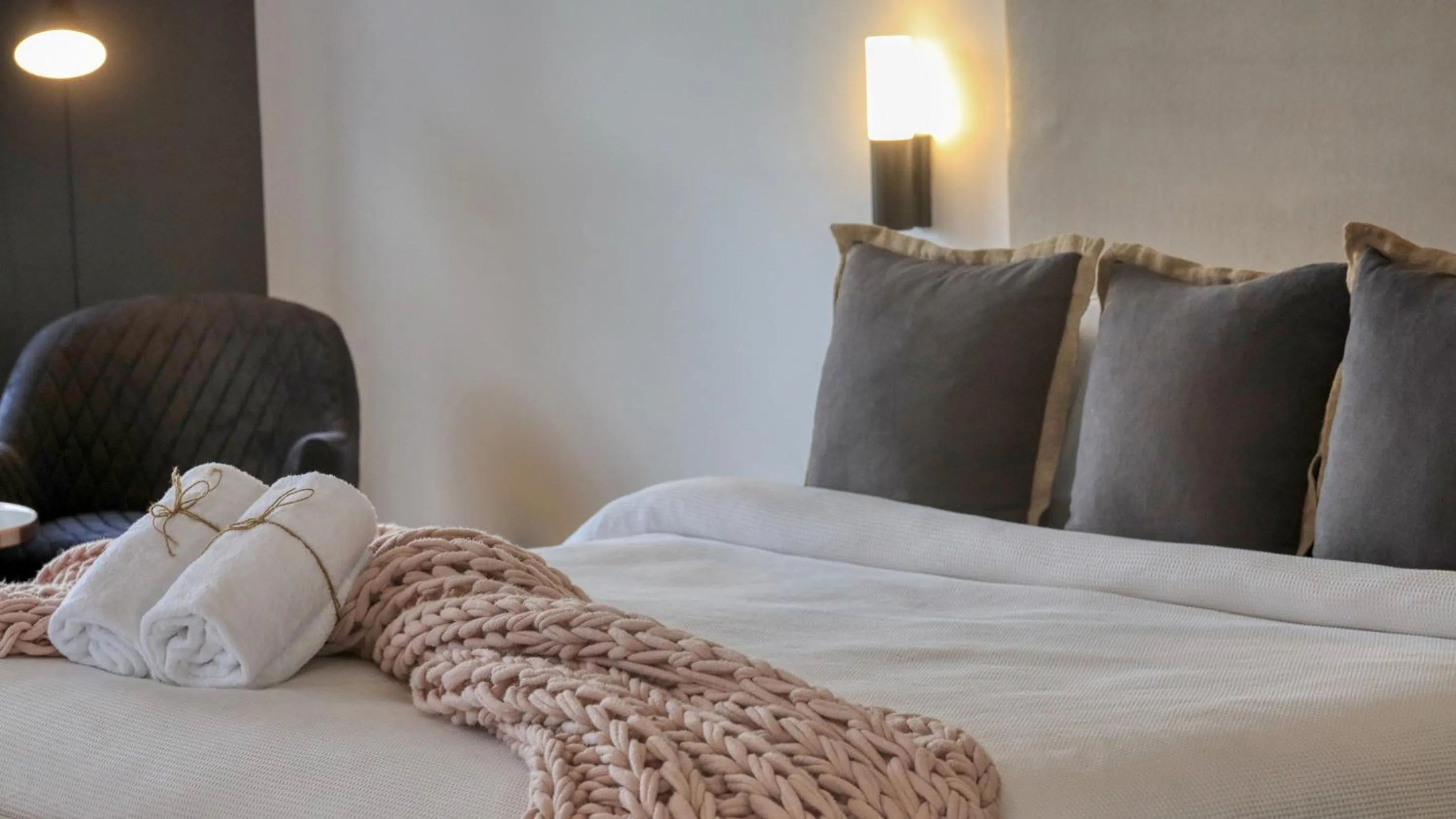 Bedroom, Bed in Blue Jacket Motel