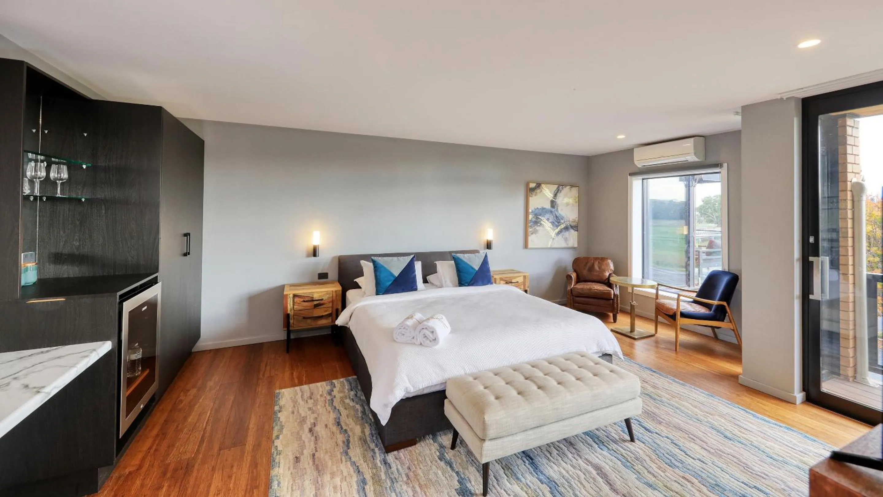 Living room, Bed in Blue Jacket Motel