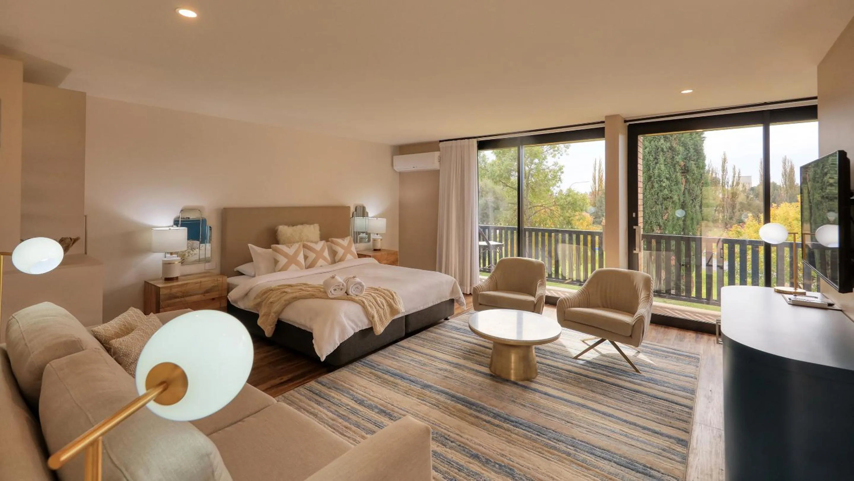 TV and multimedia, Bed in Blue Jacket Motel