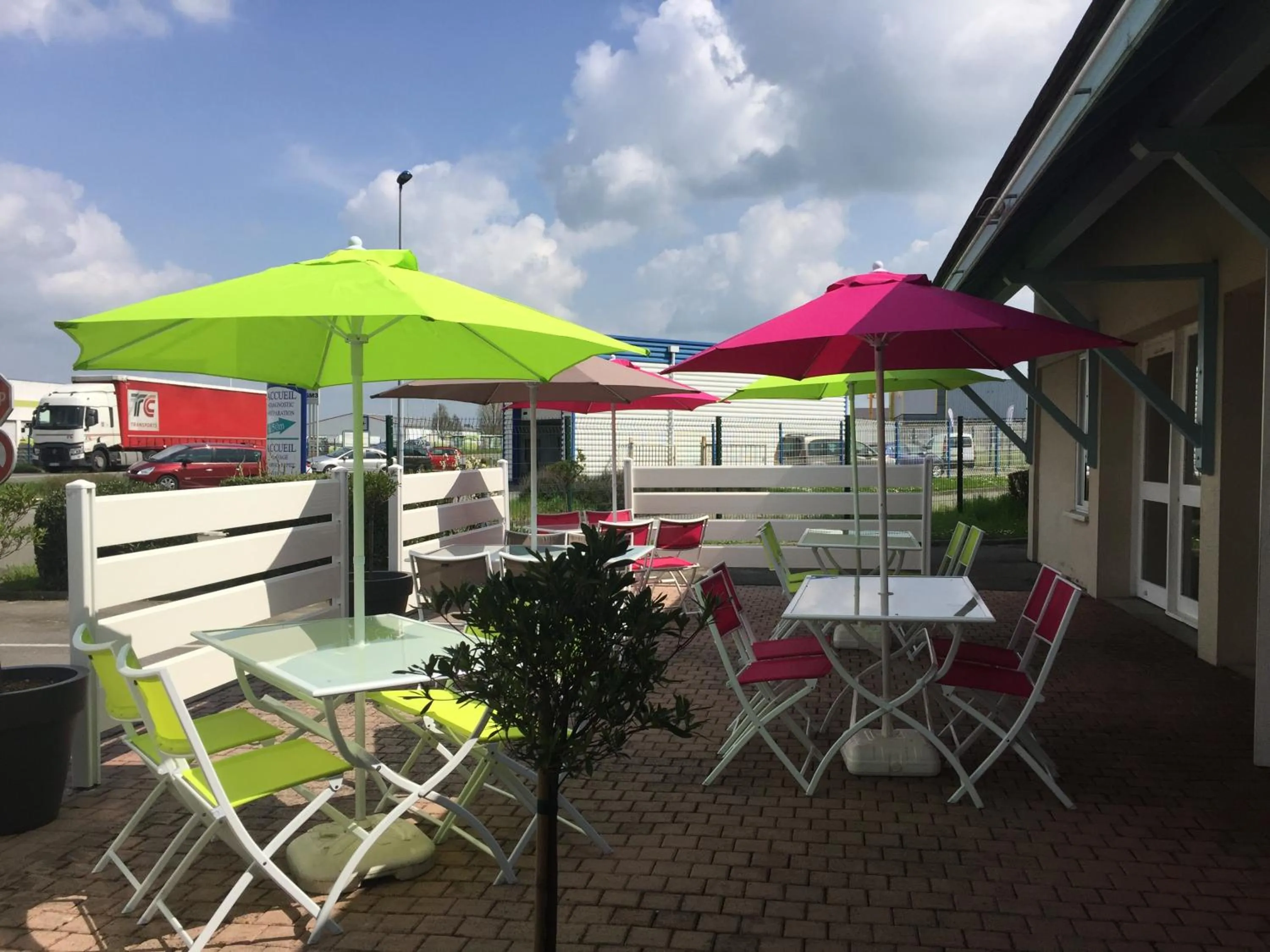 Patio in Hotel ibis Budget Laval