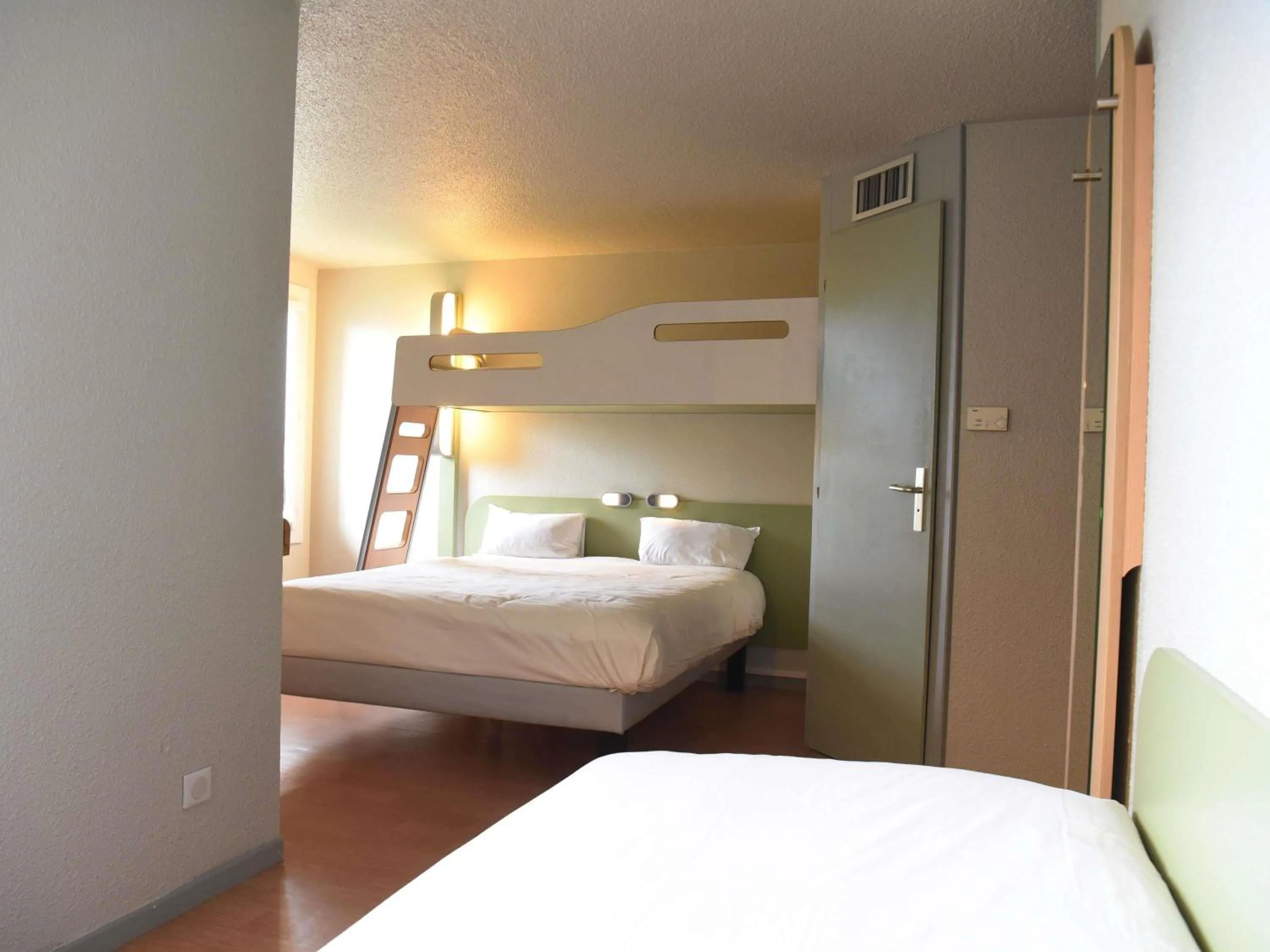 Bedroom, Bed in Hotel ibis Budget Laval