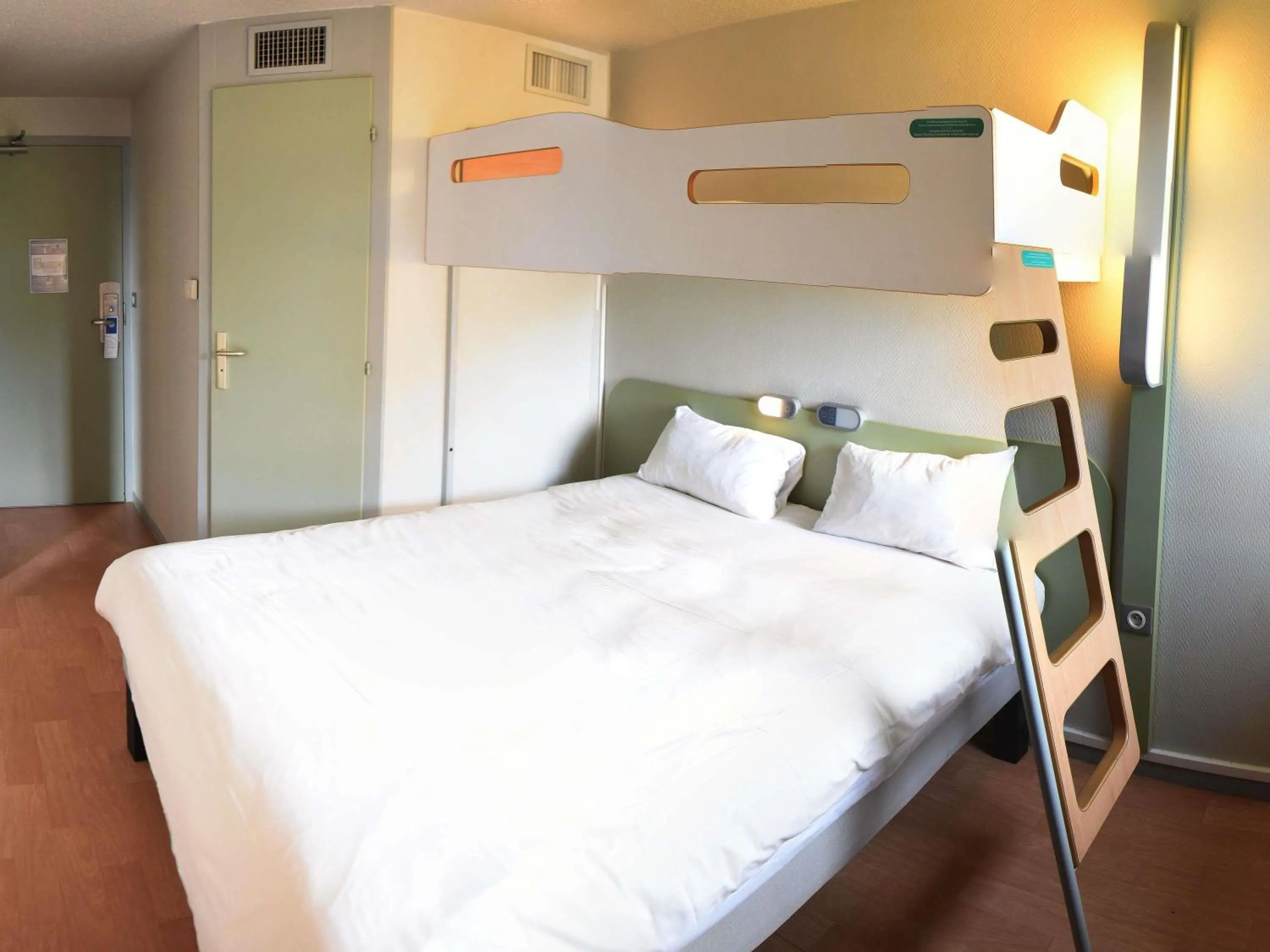 Bedroom, Bed in Hotel ibis Budget Laval