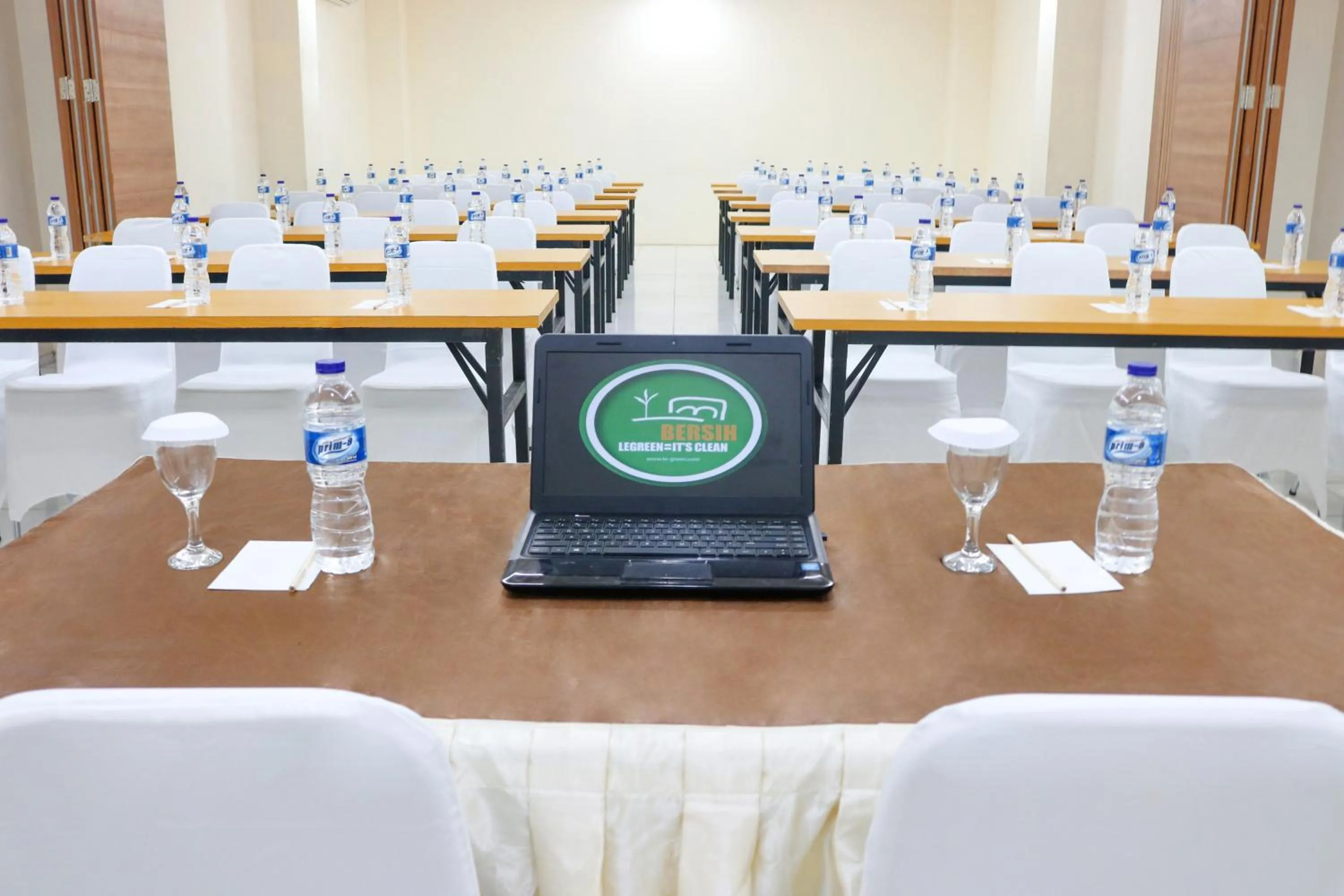 Meeting/conference room in LeGreen Suite Ratulangi
