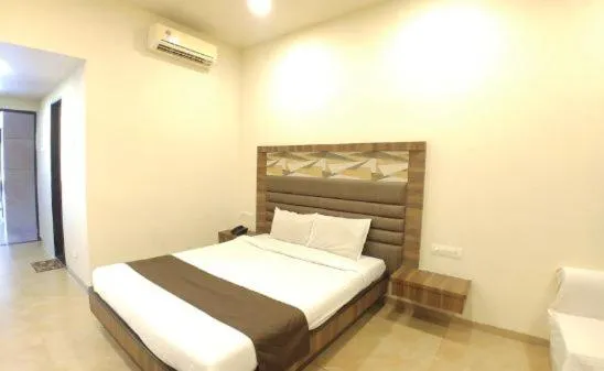 Bed in Hotel Lalit Inn