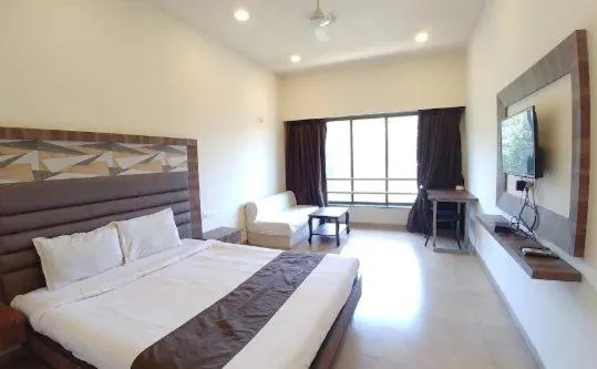 Bed in Hotel Lalit Inn