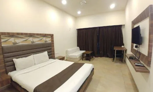 Bed in Hotel Lalit Inn