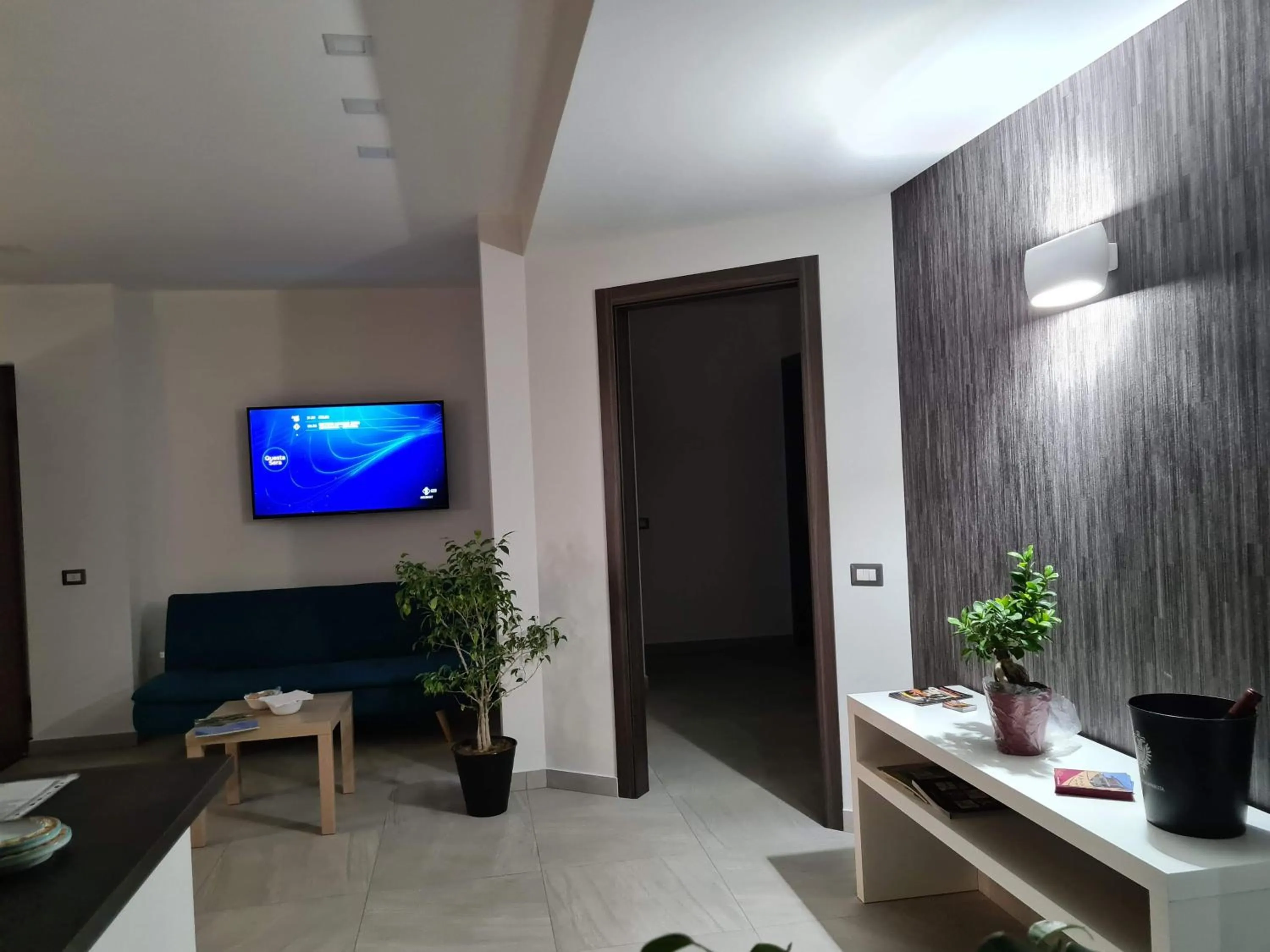 Communal lounge/ TV room in Idilliaco inn