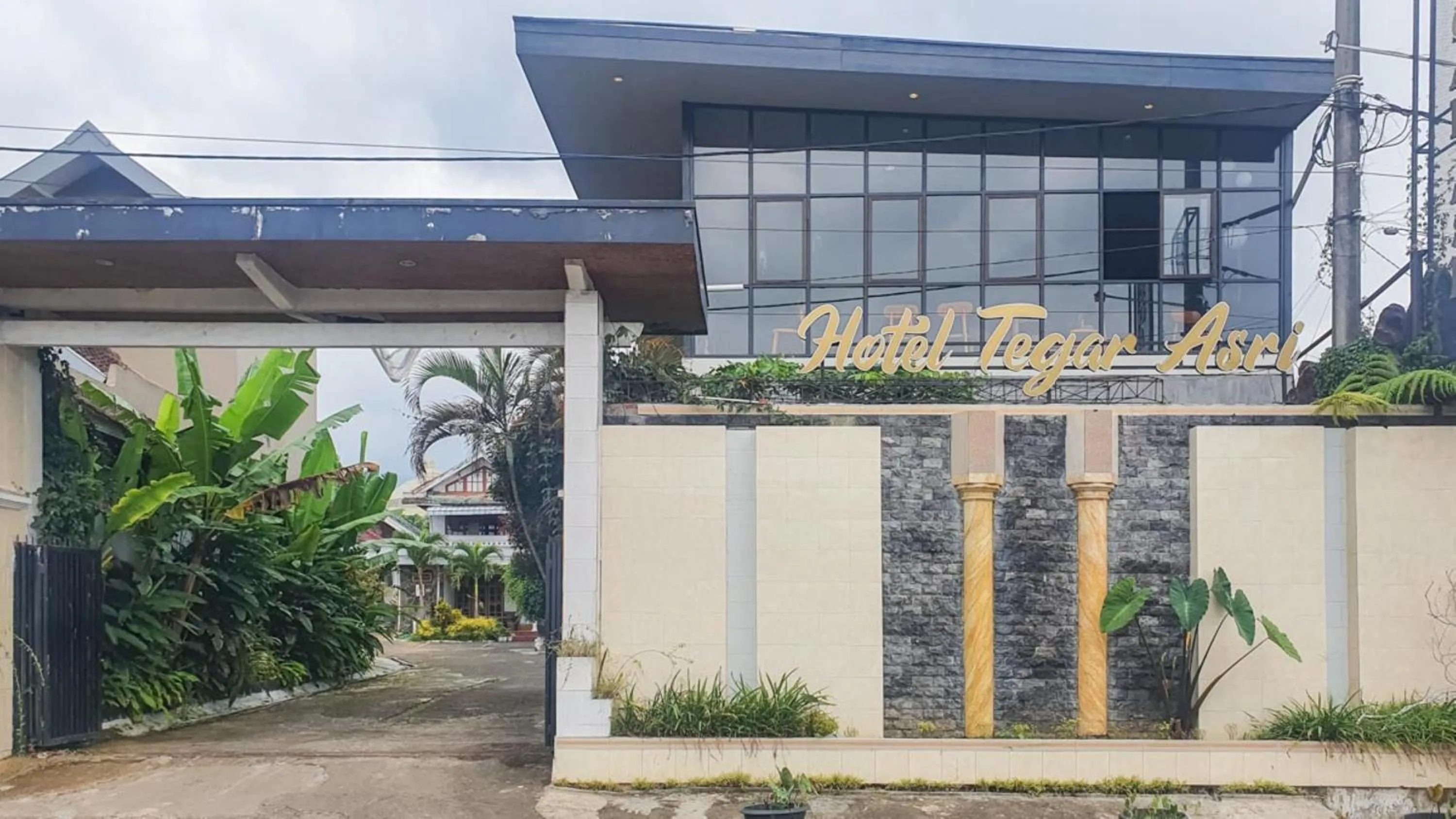 Facade/entrance in RedDoorz At Pujon Malang