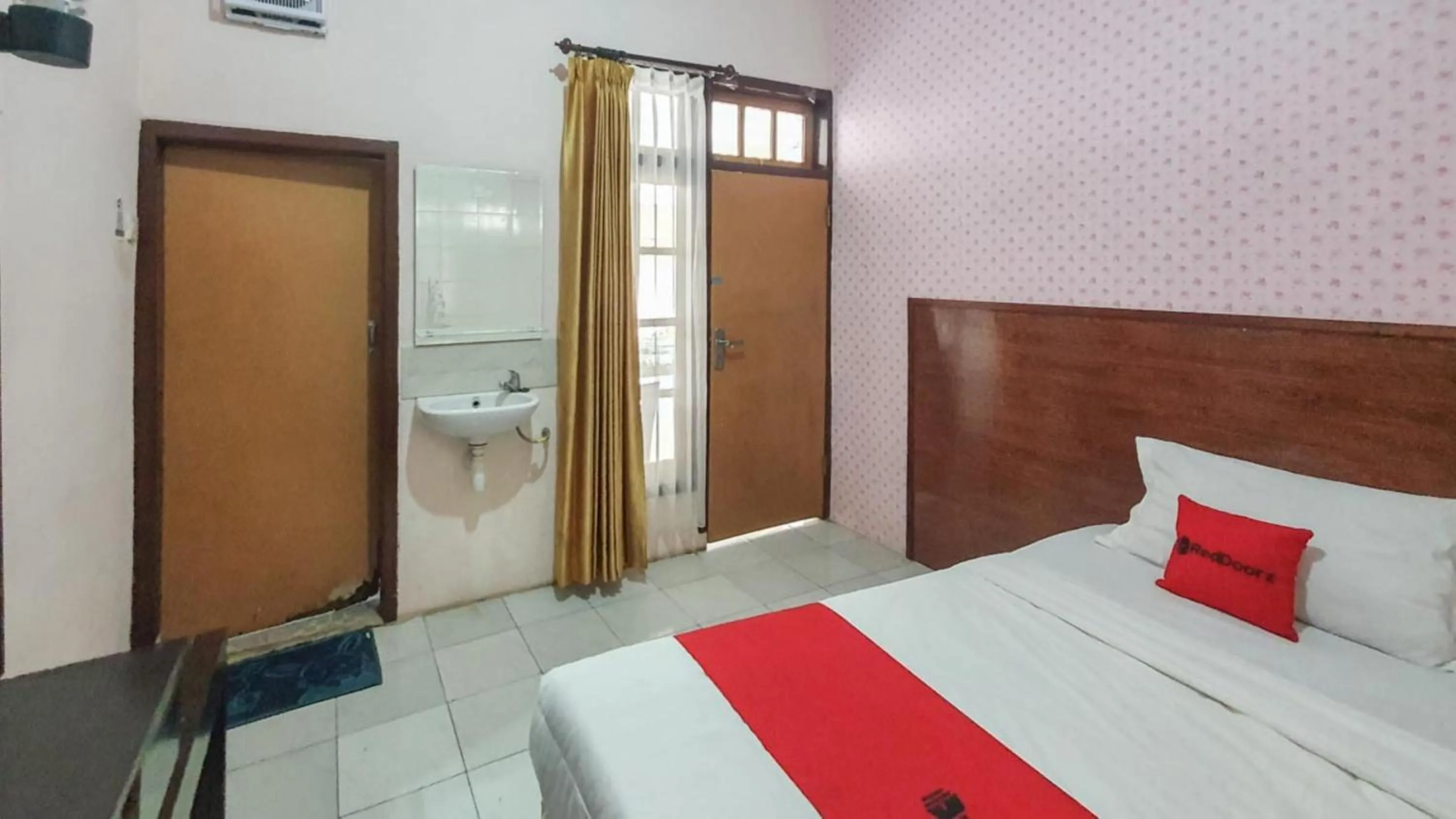 Bedroom, Bed in RedDoorz At Pujon Malang