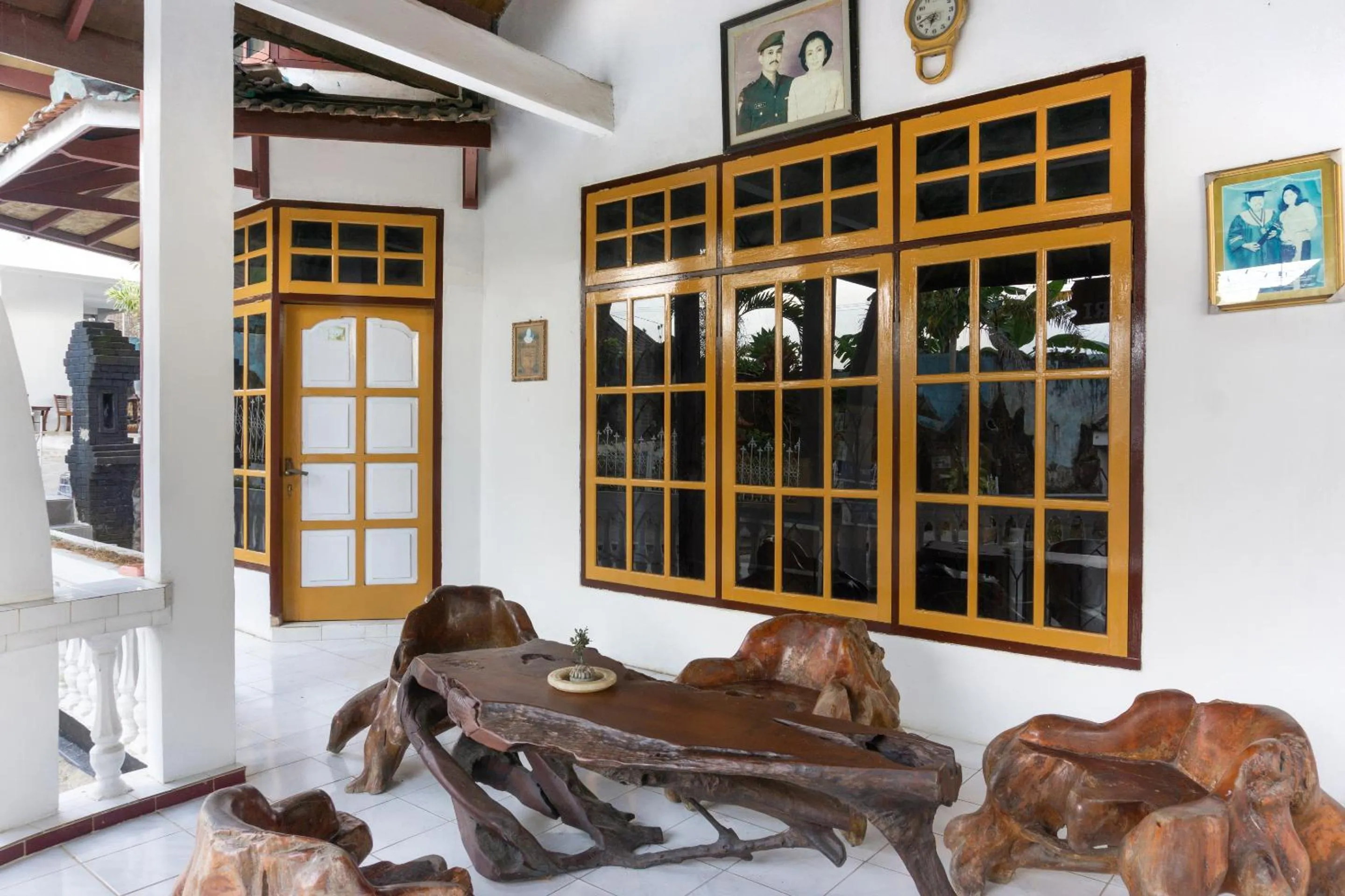 Seating area in RedDoorz At Pujon Malang