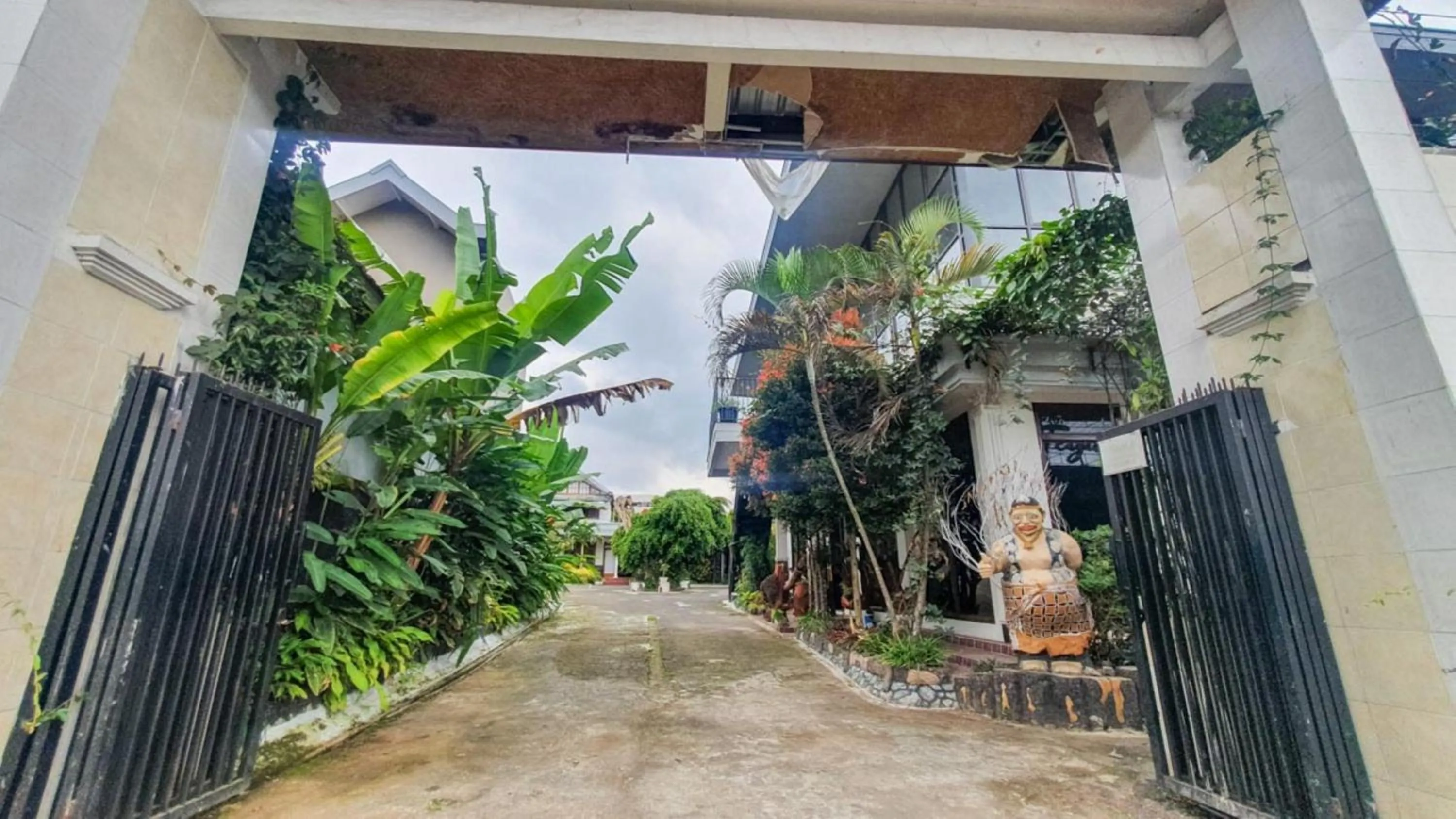 Facade/entrance in RedDoorz At Pujon Malang